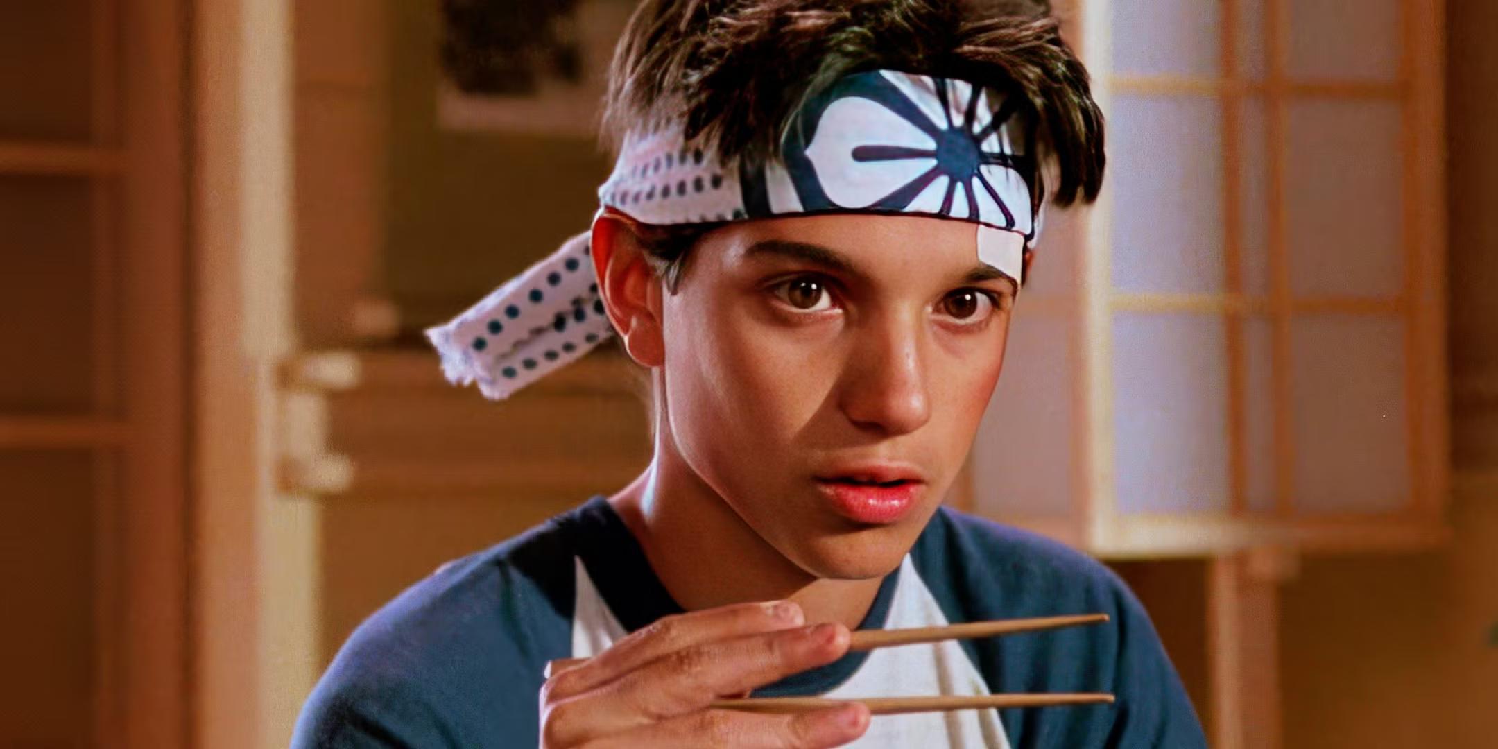 Still from The Karate Kid - بهترین سه گانه فیلم رزمی