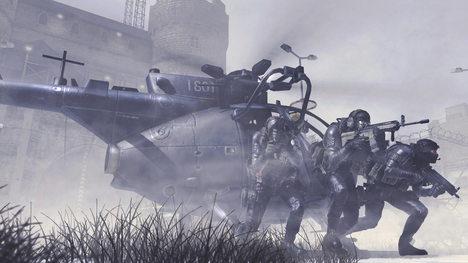 تصویری از Call of Duty Modern Warfare 2 (2009)، یکی از بهترین بازی های Call of Duty، که سربازان با لباس سیاه را در حال پیاده شدن از هلیکوپتر نشان می دهد.
