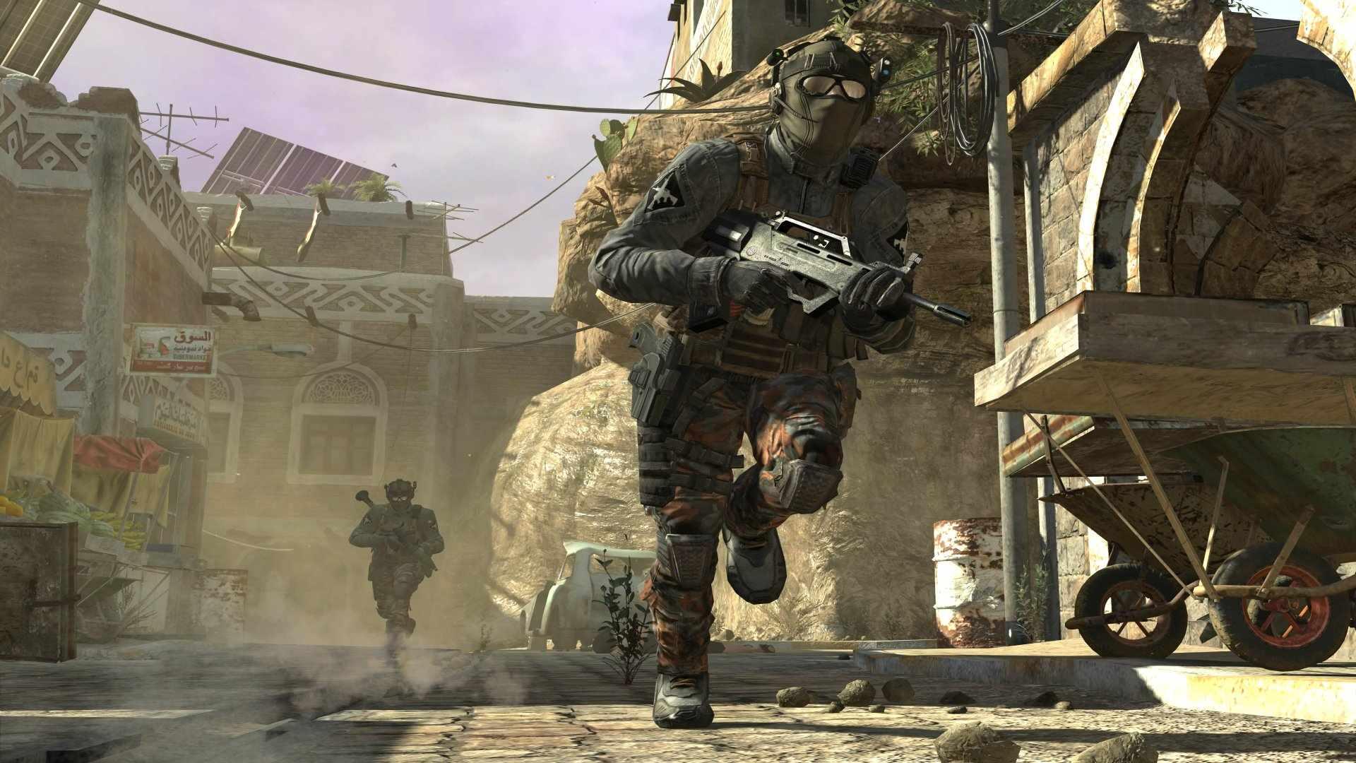 تصویری از Call of Duty: Black Ops 2، یکی از بهترین بازی های Call of Duty، از دو سرباز در حال دویدن به جلو با اسلحه های کشیده شده در نقشه چندنفره یمن.