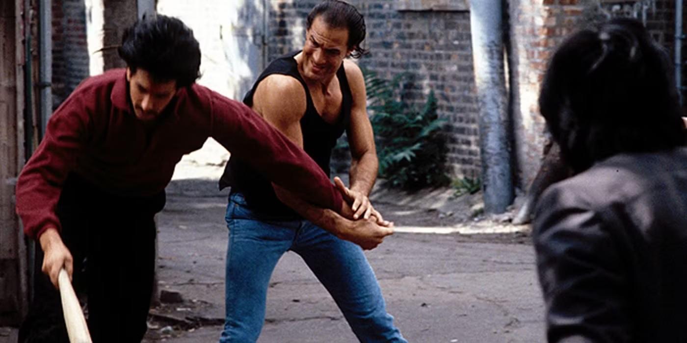 Steven Seagal در حال گرفتن بازوی مردی در یک کوچه در Above the Law، یک نمونه از Steven Seagal خشن ترین صحنه ها.
