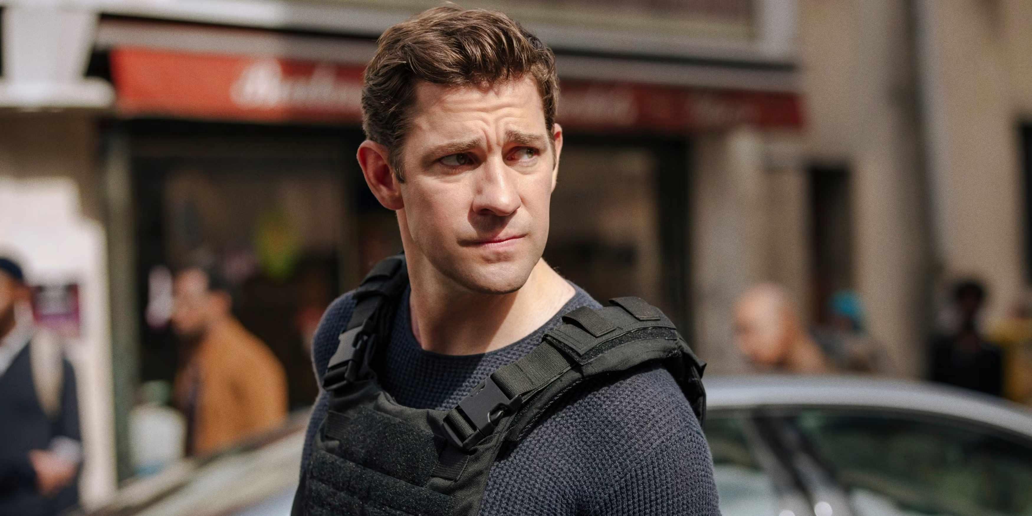 جک رایان در جک رایان (Jack Ryan) مشکوکانه به چیزی نگاه می کند - بهترین سریال های جاسوسی آمریکایی