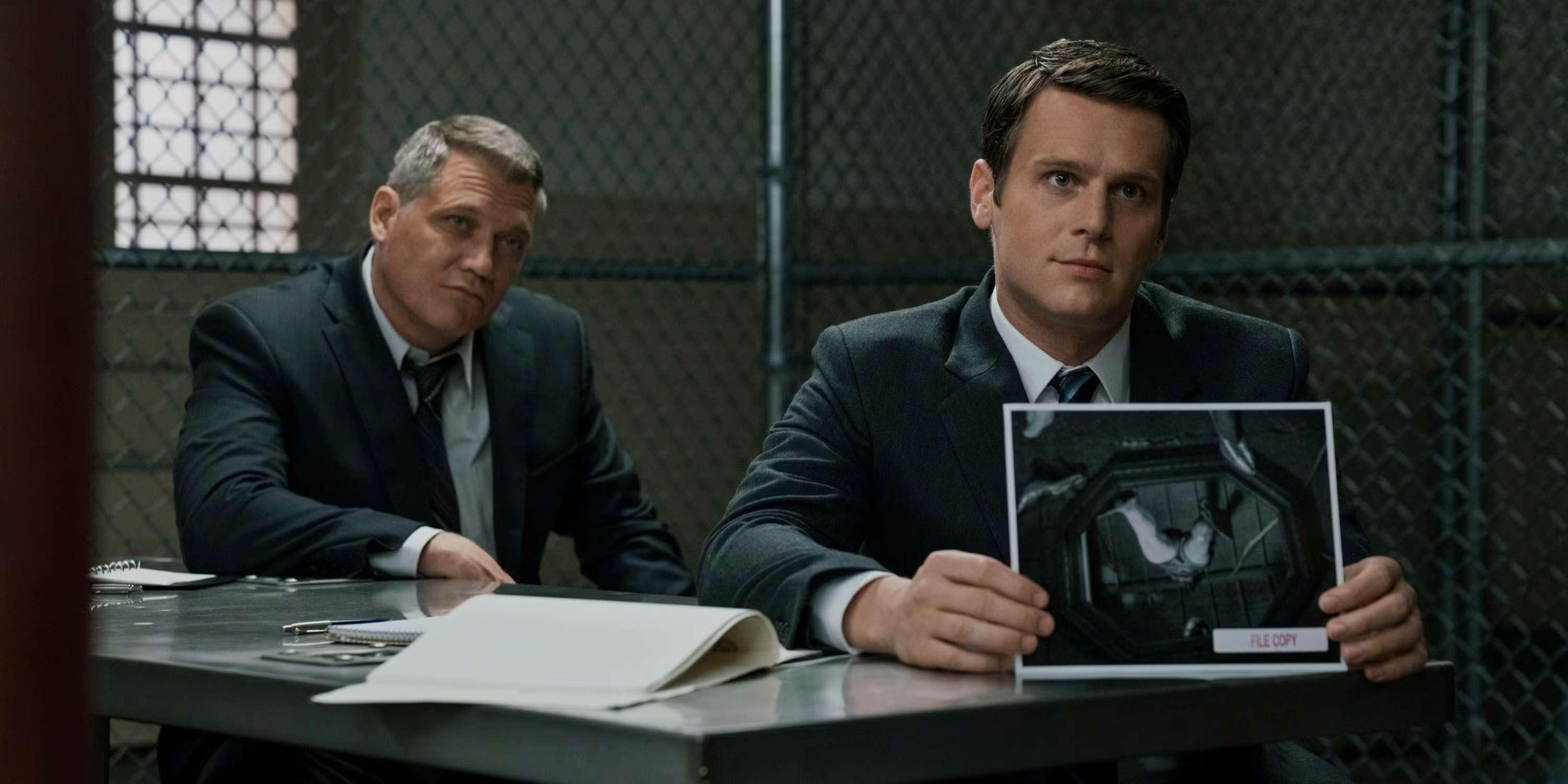 هولدن فورد و بیل تنتچ در Mindhunter، نمونه ای از بهترین بازی ها در سریال کارآگاهی