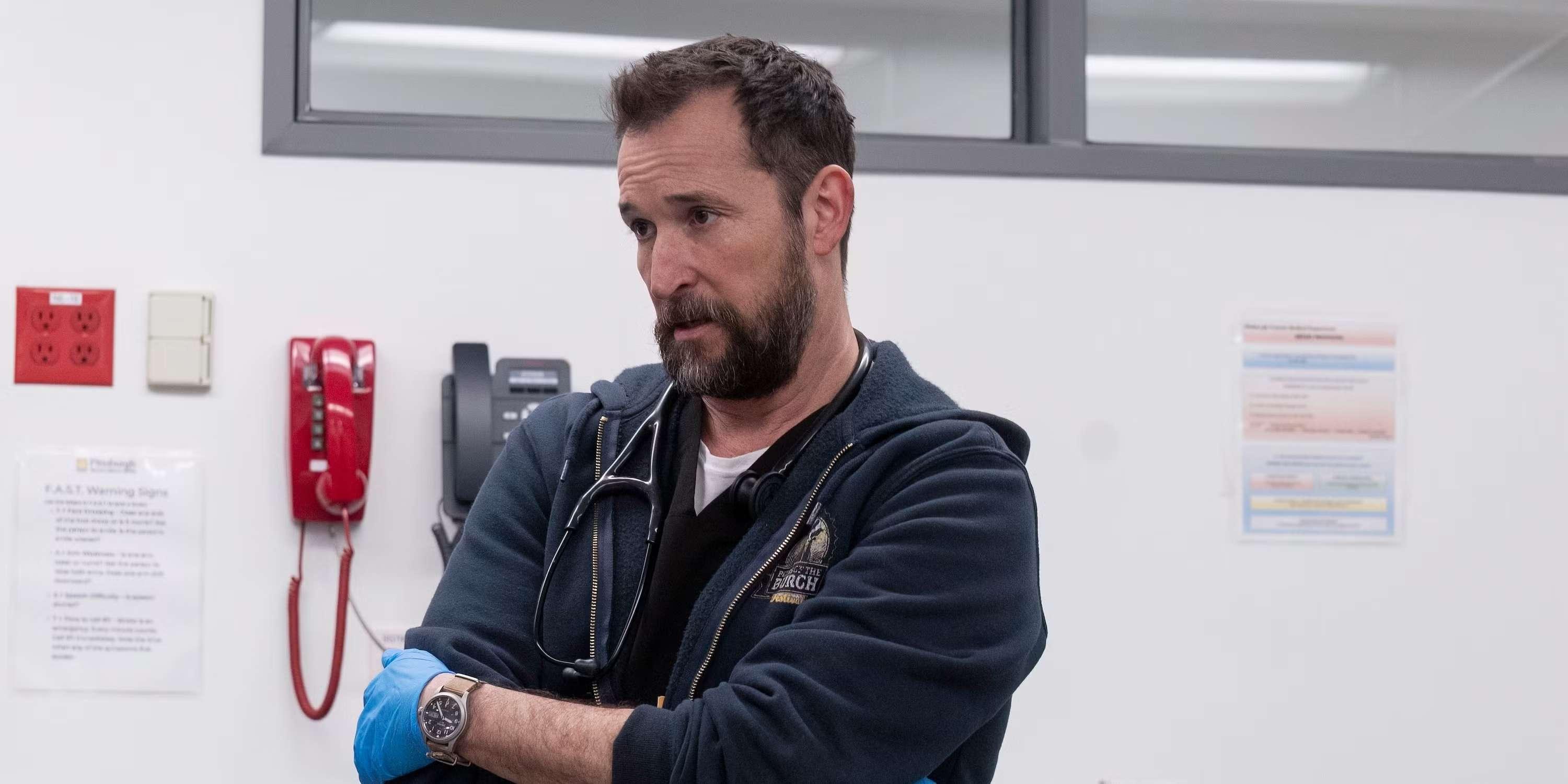 دکتر رابی (Noah Wyle) از سریال The Pitt برنده امی با دست های به سینه گره خورده در The Pitt فصل 1