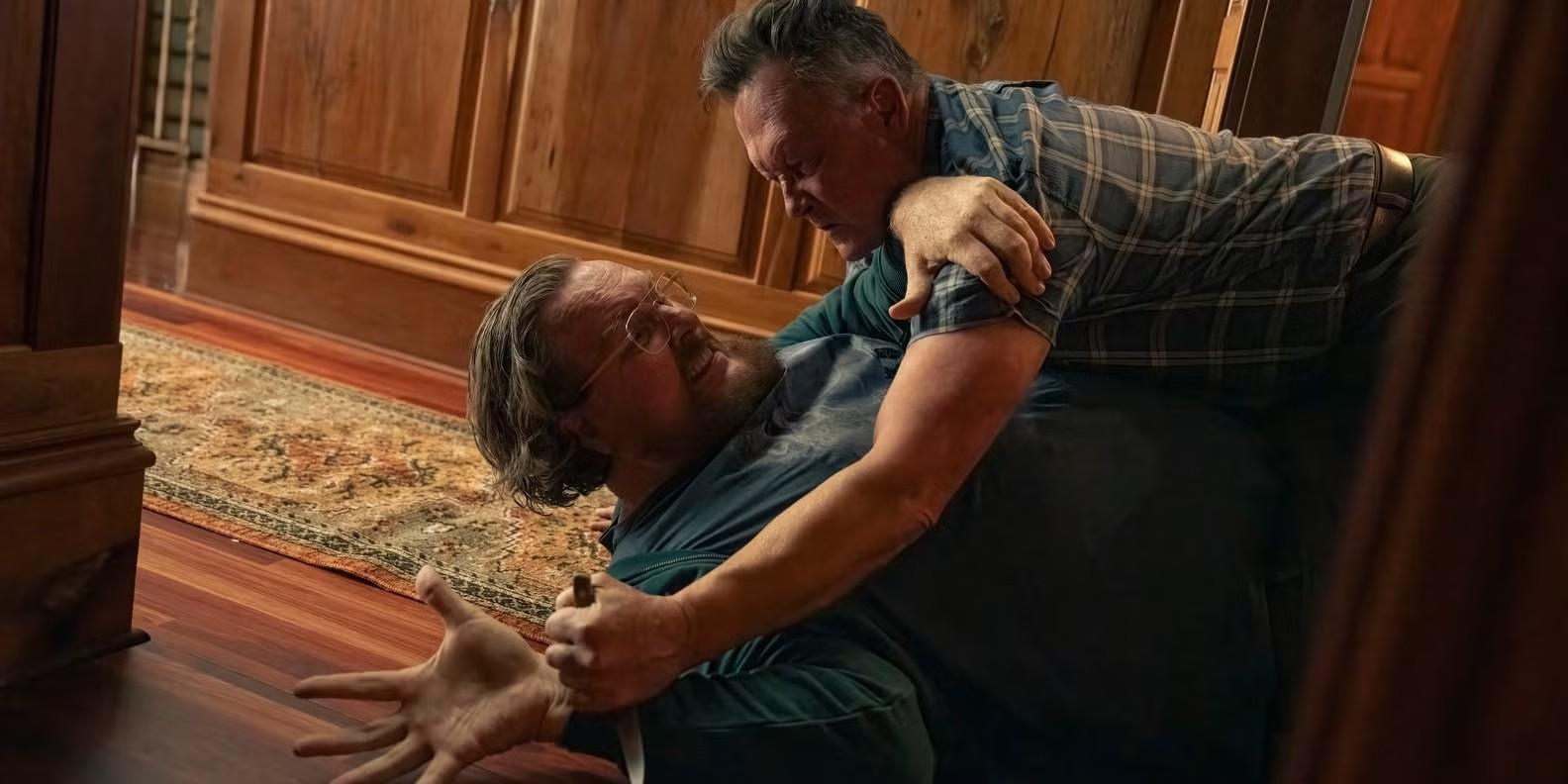 آگی اسمیت در حال چاقو زدن به جان اکونوموس در دنیای موازی Peacemaker فصل 2