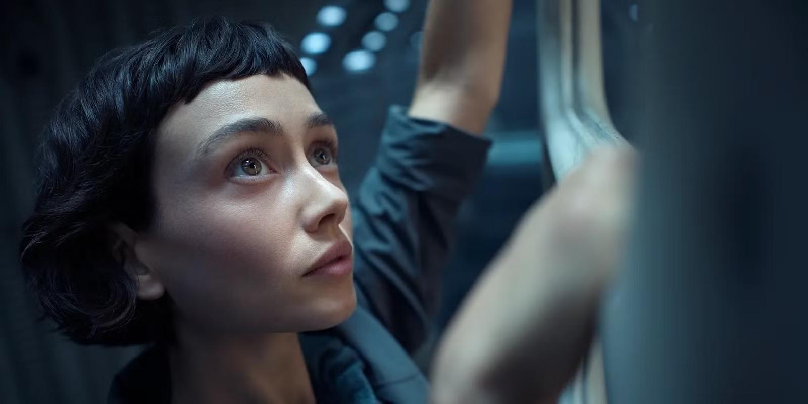 سیدنی چندلر در حال نگاه به بالا در Alien: Earth تریلر قسمت آخر