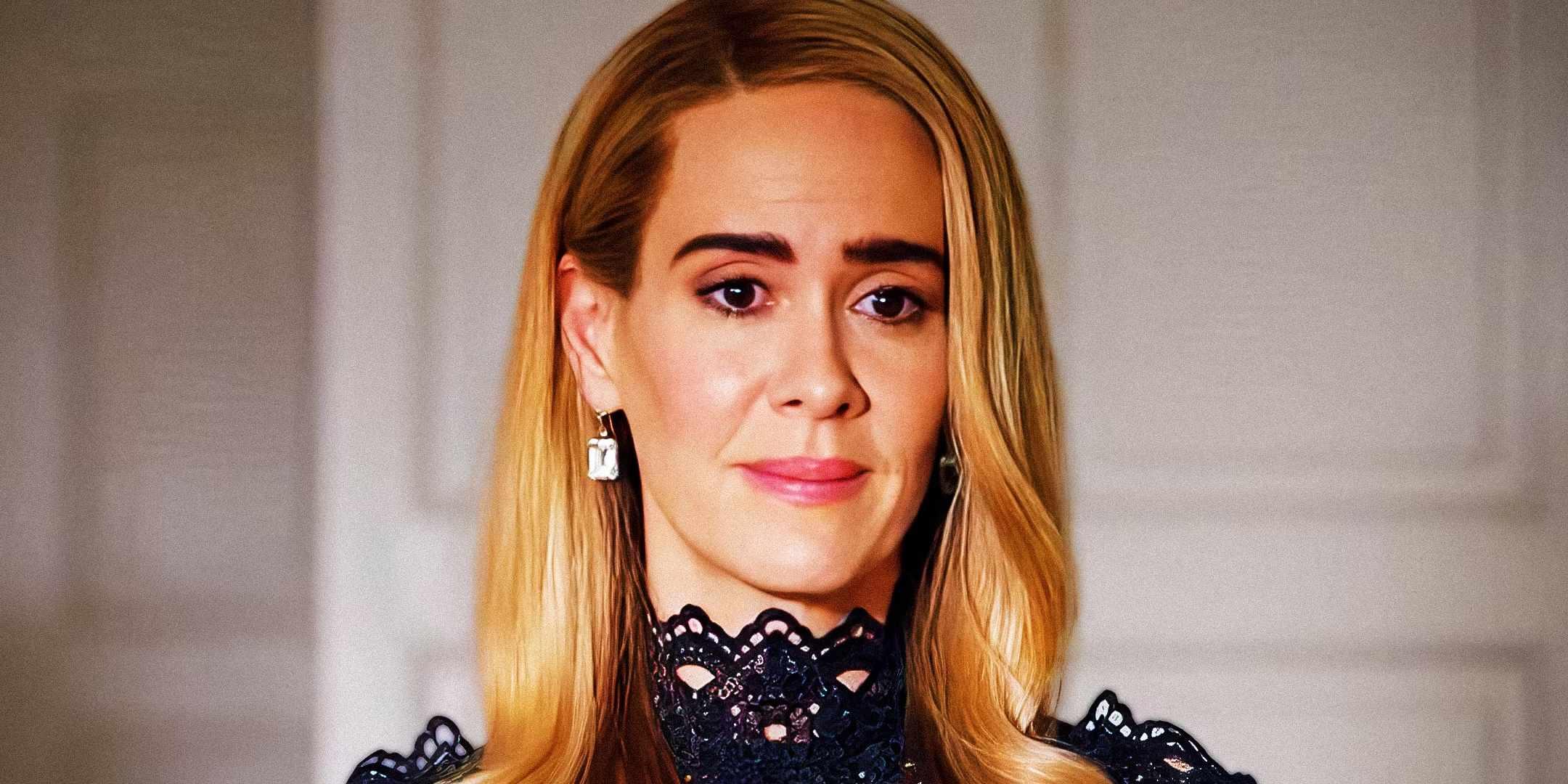 کوردیلیا (سارا پالسون) در American Horror Story به جلو خیره شده است. American Horror Story فصل 13 تاخیر.