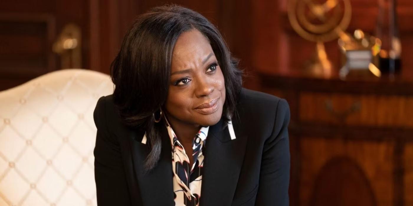 تصویری از آنالیز کیتینگ در حال لبخند زدن در How To Get Away With Murder، از سریال های با غافلگیری از اول