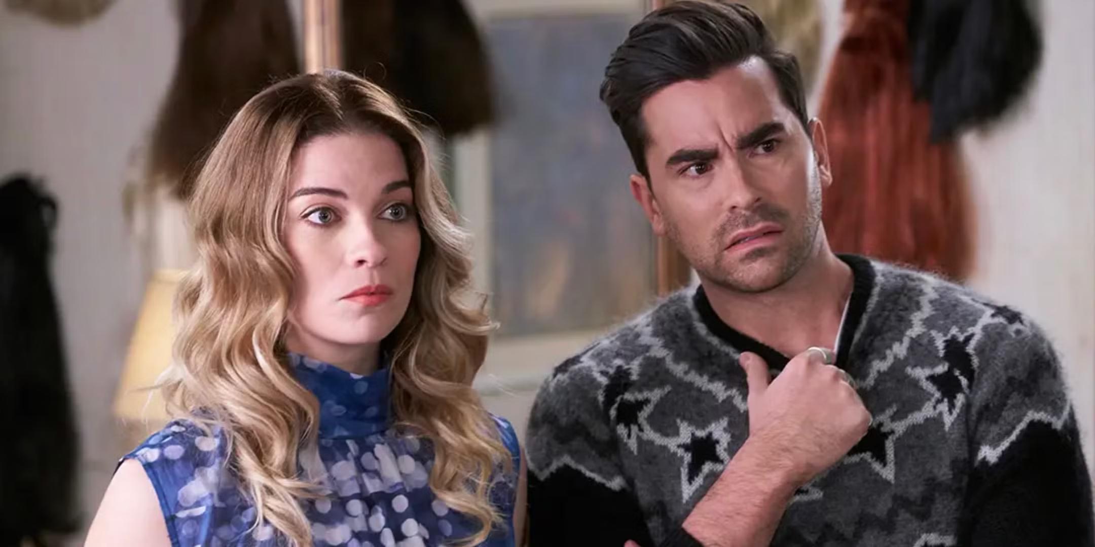 الکسیس (آنی مورفی) و دیوید (دن لوی) در Schitt's Creek - بهترین سریال برای دوباره دیدن