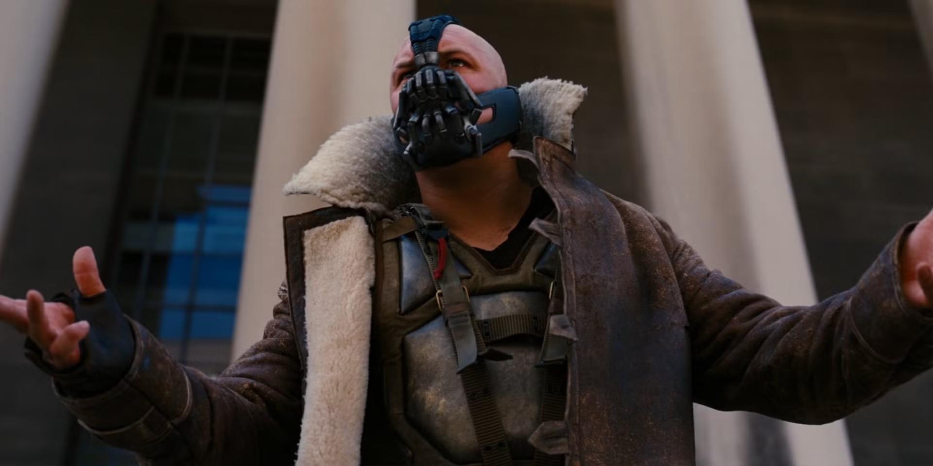 Bane (تام هاردی) خطاب به مردم گاتهام در The Dark Knight Rises سخنرانی می کند، یکی از بهترین کاراکترهای منفی Batman