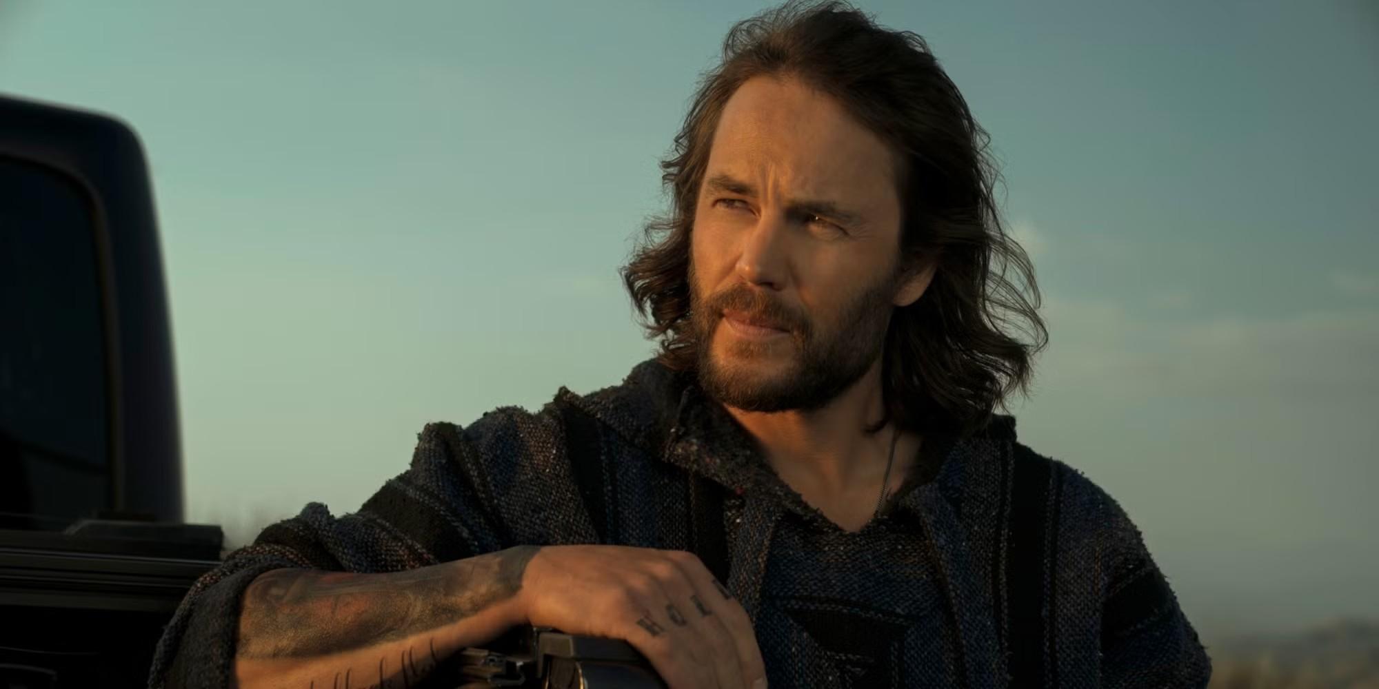 بن تکیه داده به پشت یک کامیون در The Terminal List: Dark Wolf ارزش دیدن