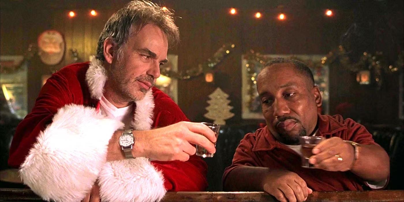 بیلی باب تورنتون و تونی کاکس در نقش ویلی و مارکوس در حال نوشیدن در Bad Santa، از بهترین فیلم های Billy Bob Thornton