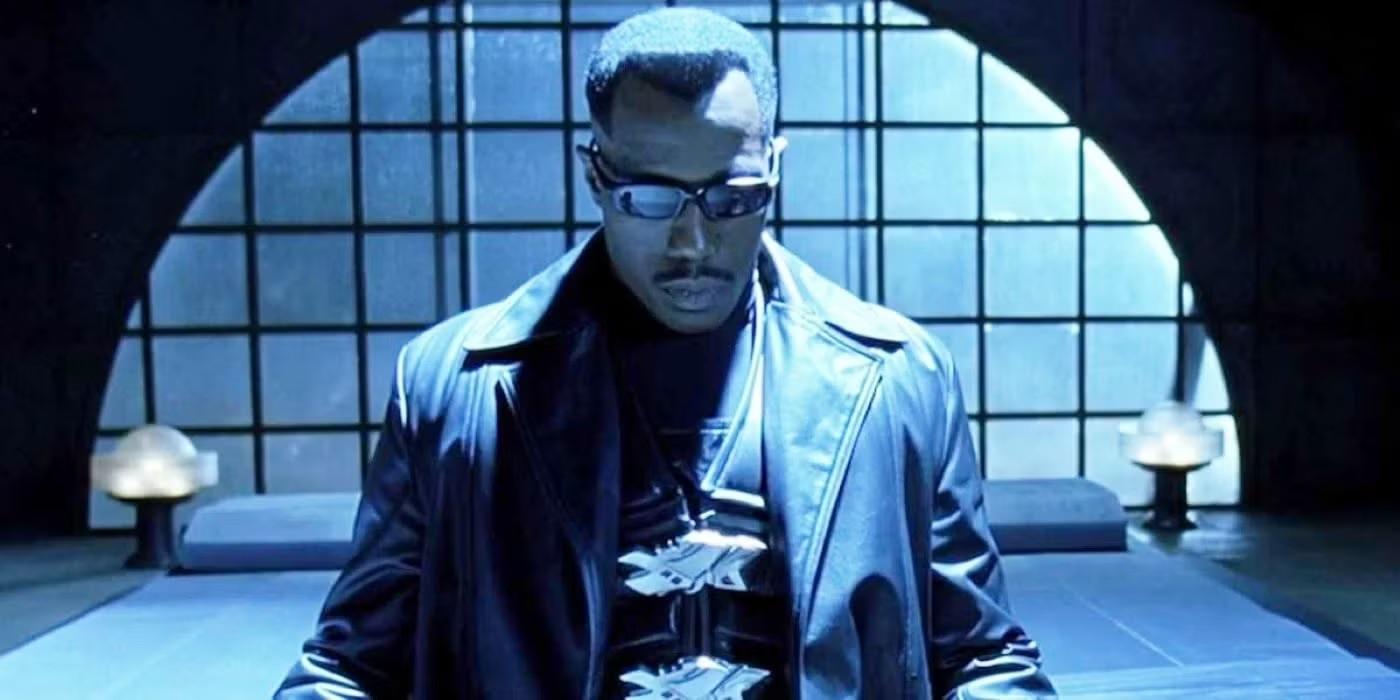 Blade در تنهایی در اتاقی خالی در Blade (1998) ایستاده است، فیلم های ابرقهرمانی که باید دید