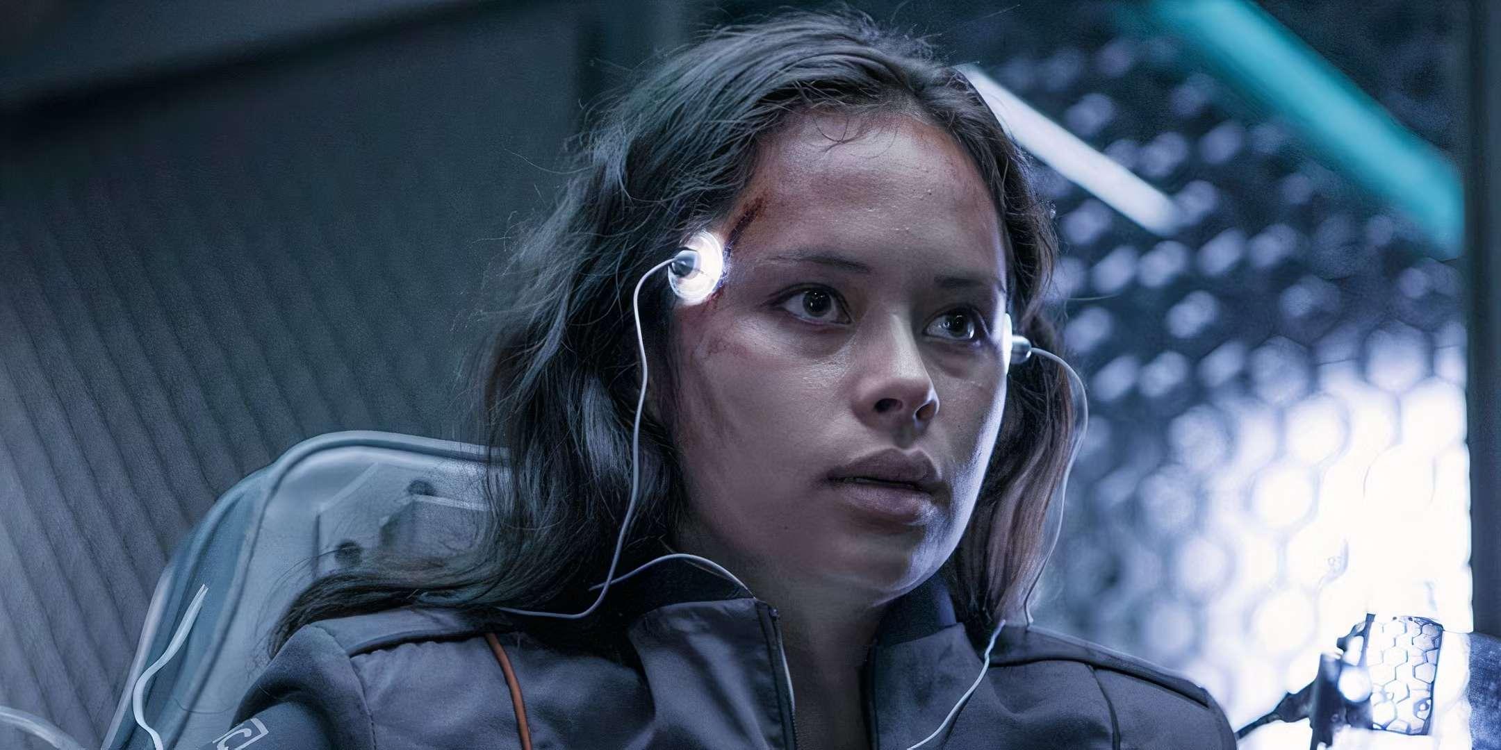 بابی با الکترودهایی روی شقیقه هایش در The Expanse: The Expanse بهتر از Game of Thrones