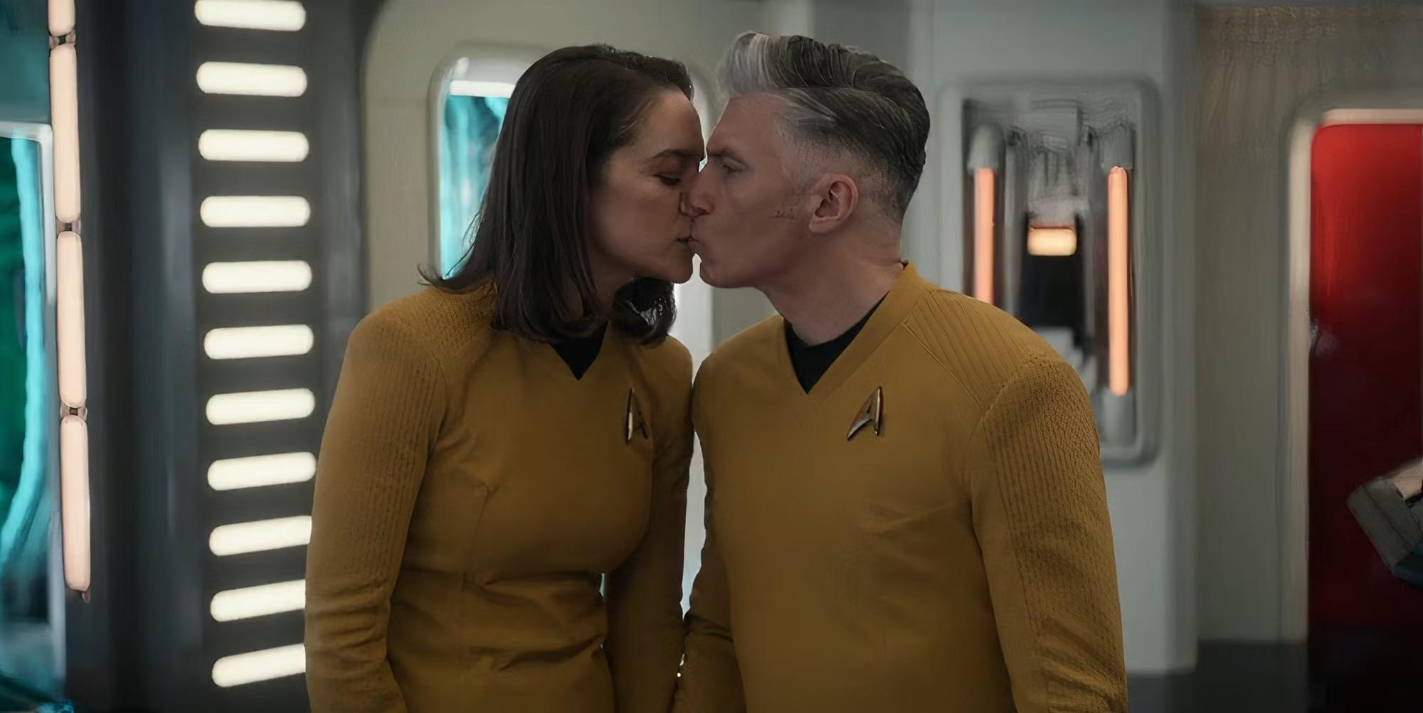 سرنوشت عاشقانه Captain Pike - بوسه کاپیتان پایک و بتل