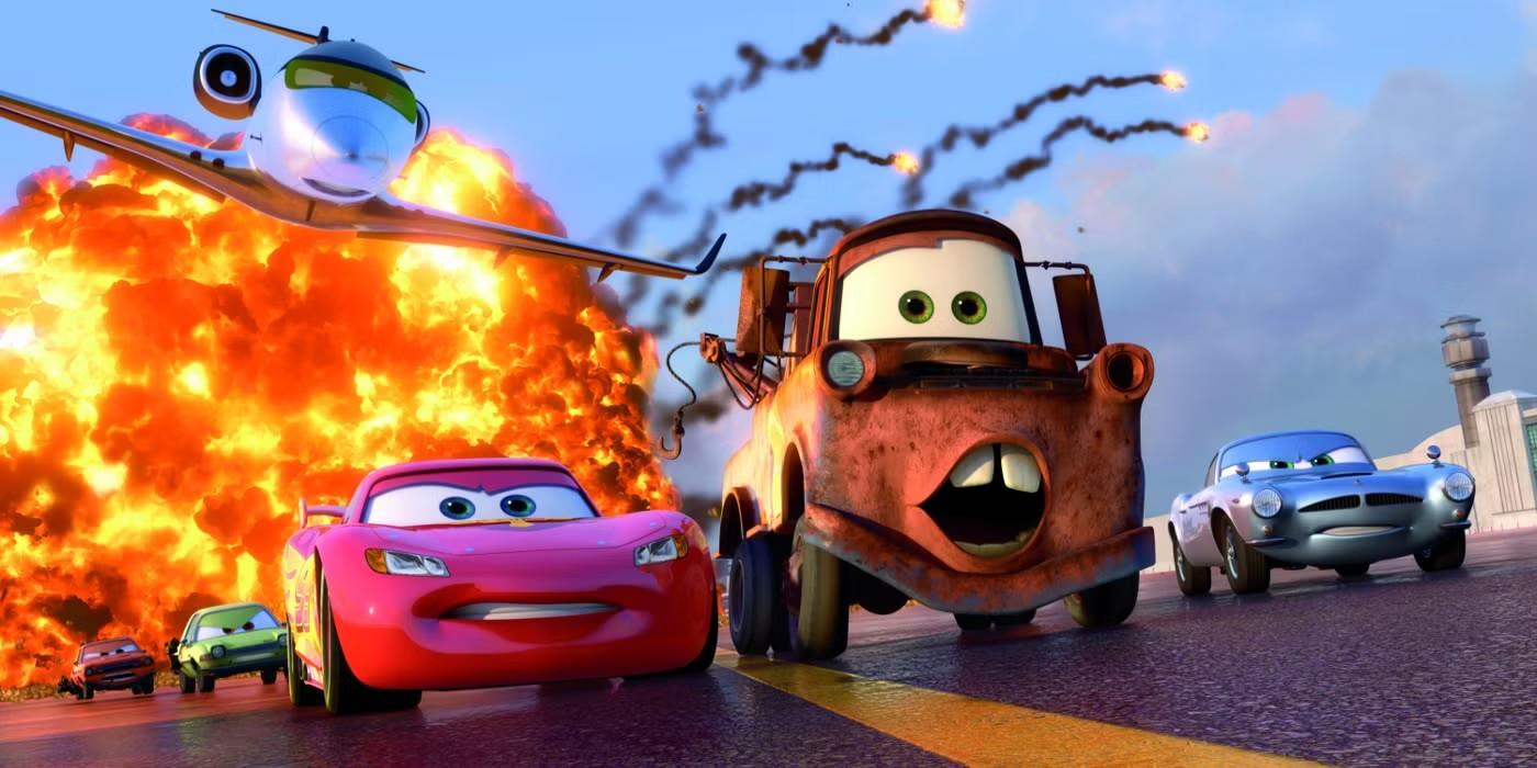 صحنه ای از Cars 2، یکی از بدترین فیلم های پیکسار، که شامل لایتنینگ مک کویین، ماتر و فین مک میسیل است