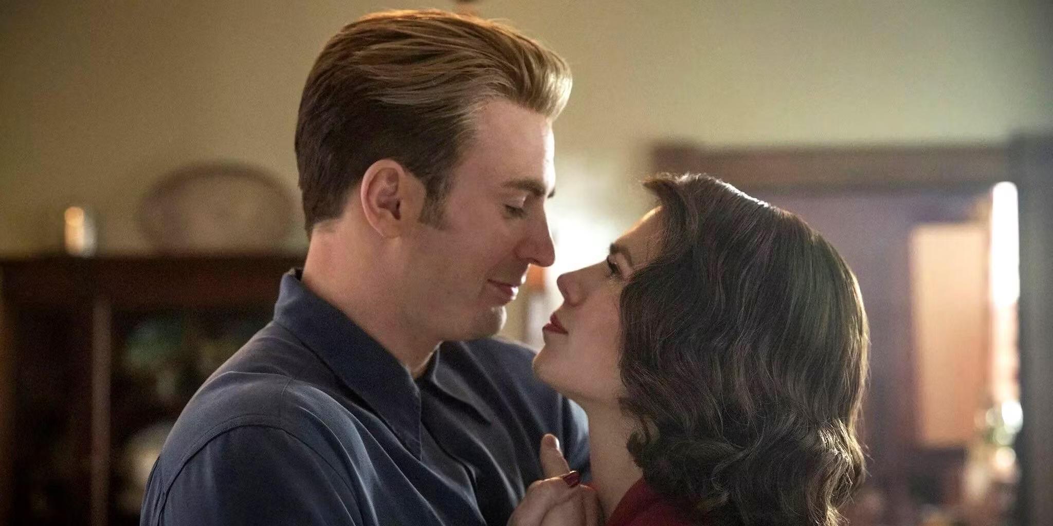 کریس ایوانز در نقش استیو راجرز و هیلی اتول در نقش پگی کارتر در حال رقصیدن در Avengers Endgame - تصویری مرتبط با تئوری Avengers: Doomsday و Endgame
