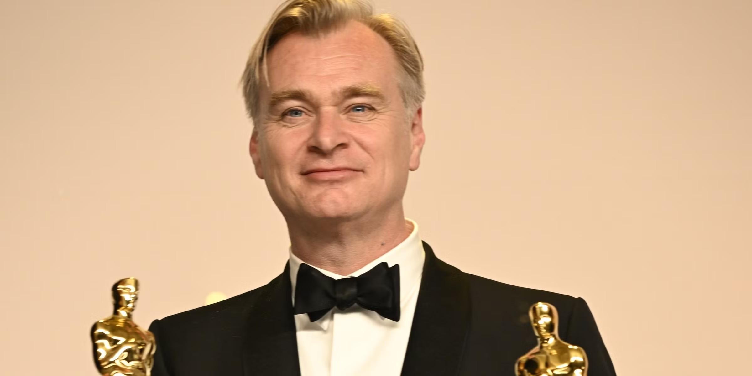 کریستوفر نولان رئیس DGA - Christopher Nolan holding Oscars statues