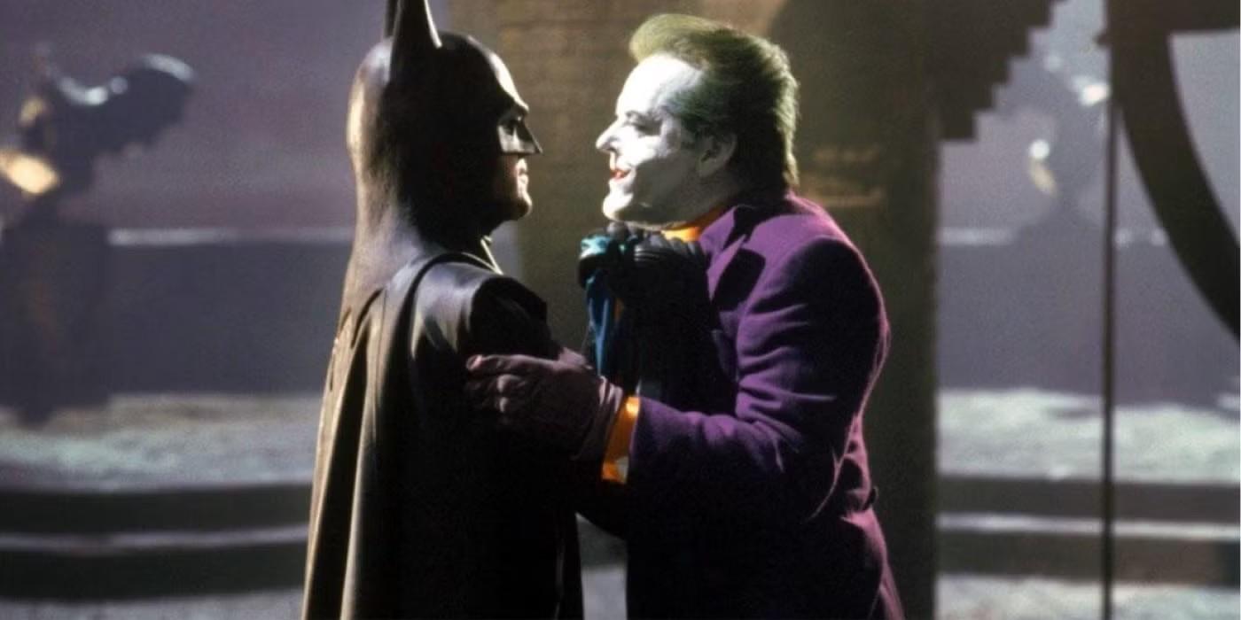 Batman (کیتون) Joker (نیکلسون) را از یقه گرفته است در Batman (1989)، از بهترین کاراکترهای منفی Batman