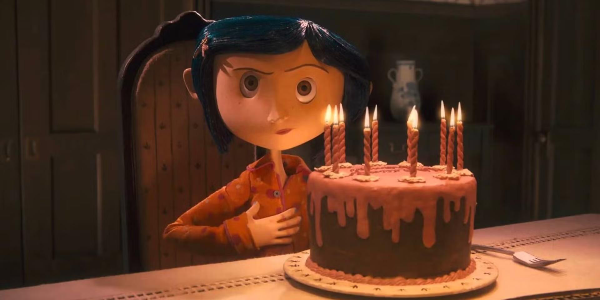 کارولین با کیک تولد در Coraline، بهترین فیلم فانتزی تماشای چندباره
