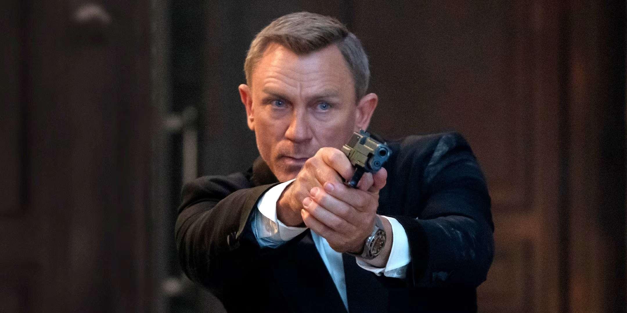 دانیل کریگ در نقش James Bond چهره جدید با تفنگ در فیلم No Time To Die