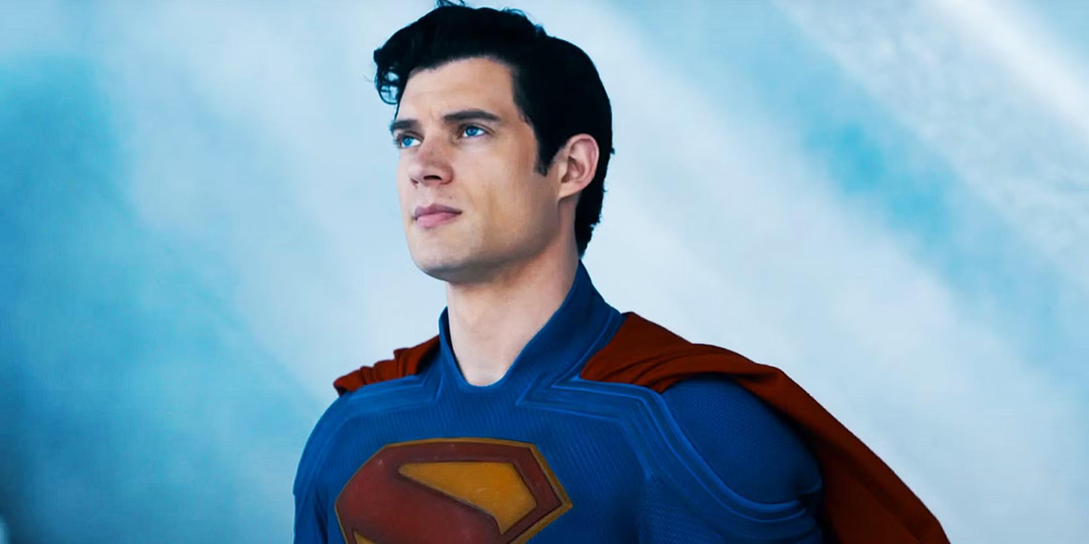 دیوید کورنسوت در نقش سوپرمن که به خارج از کادر نگاه می کند، Superman موسیقی متن