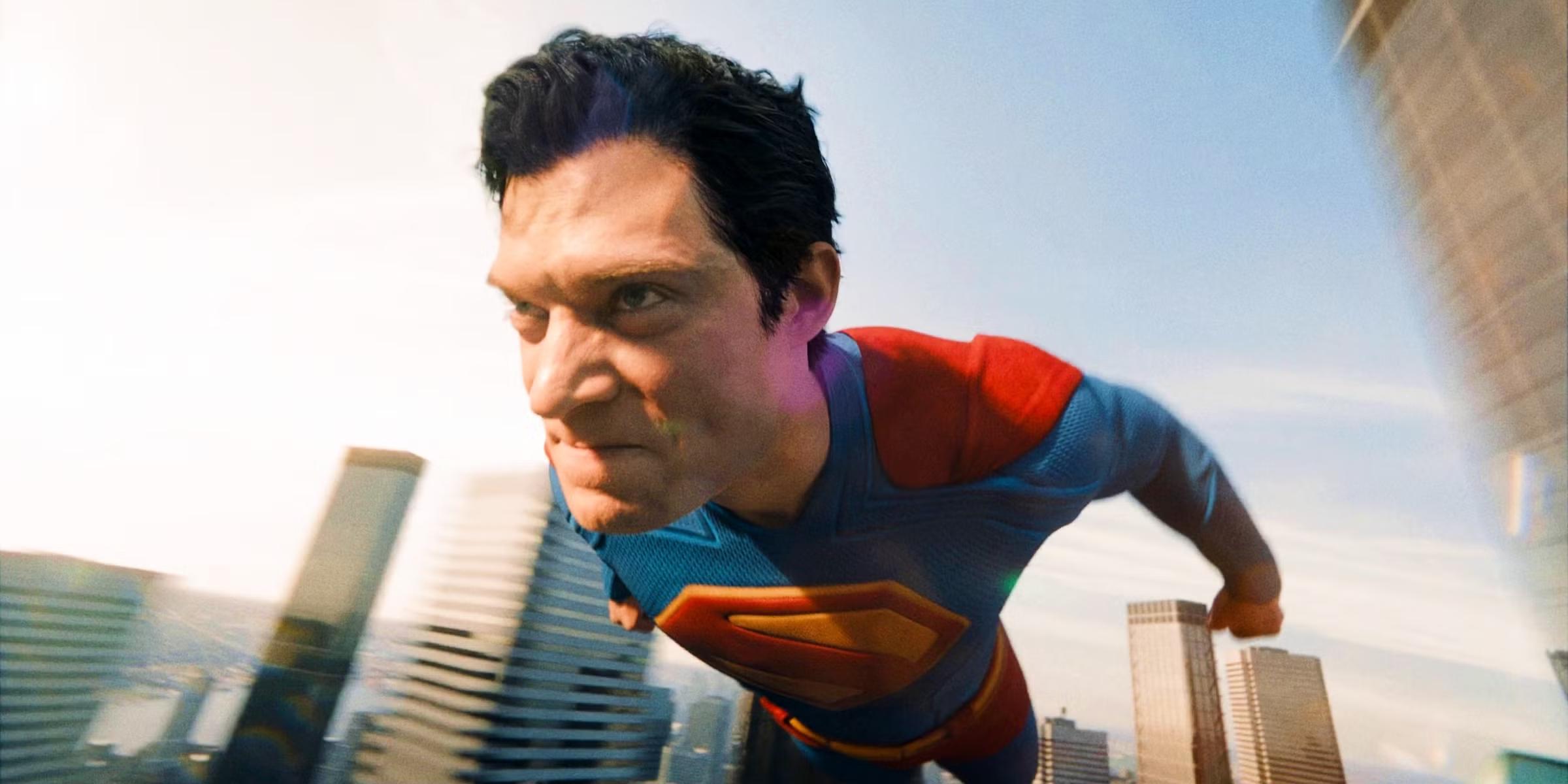 دیوید کورنسوت در نقش سوپرمن در حال پرواز بر فراز متروپلیس در Superman؛ تقابل احتمالی با هیولای Peacemaker و Superman