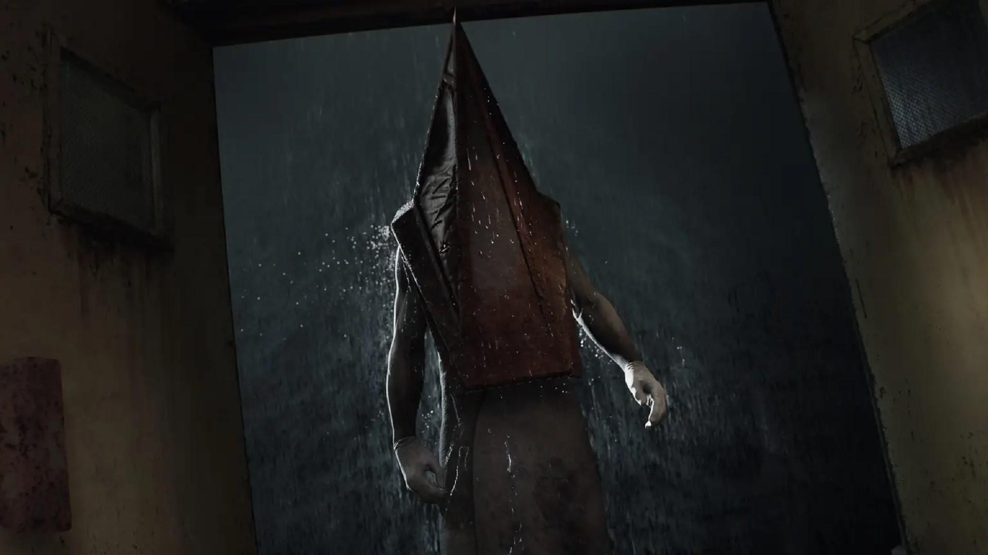 بهترین بازی های ترسناک - Silent Hill 2 Remake screenshot of Pyramidhead standing in the rain