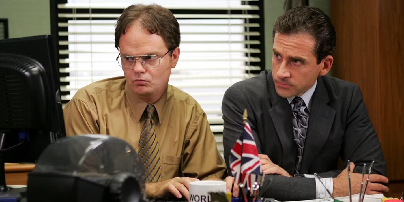 دوایت و مایکل در The Office به رایانه نگاه می کنند - پشت پرده اسپین آف دوایت آفیس