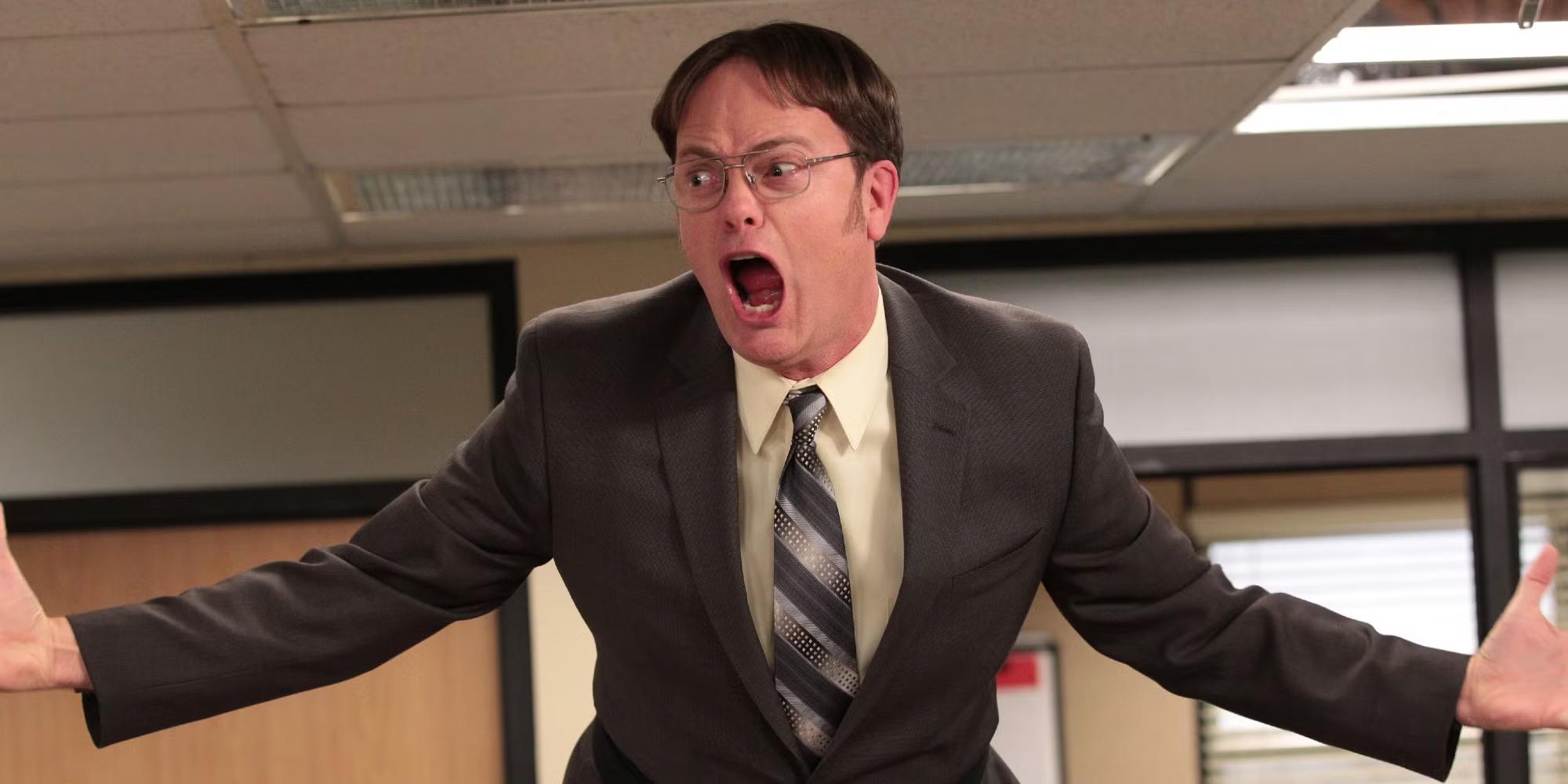 دوایت در The Office روی میز ایستاده و فریاد می زند - پشت پرده اسپین آف دوایت آفیس