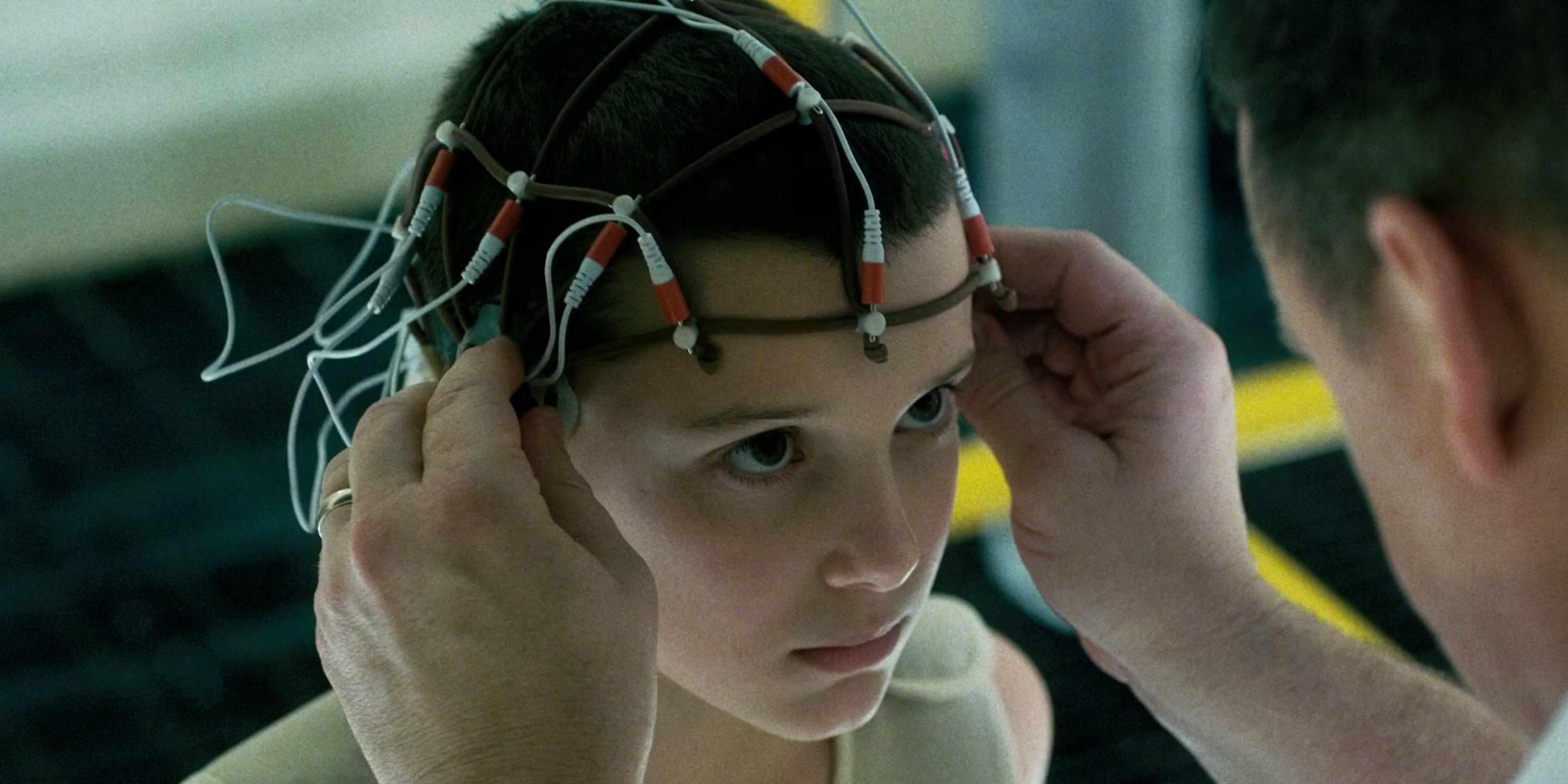 Eleven being experimented on in Stranger Things - دفاع دافرها از تاخیر سریال ها