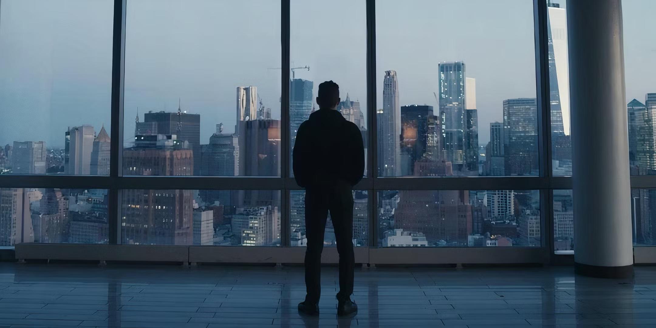 Elliot looking out at the city in the final episode of Mr. Robot - بهترین سریال هیجان انگیز پایان یافته