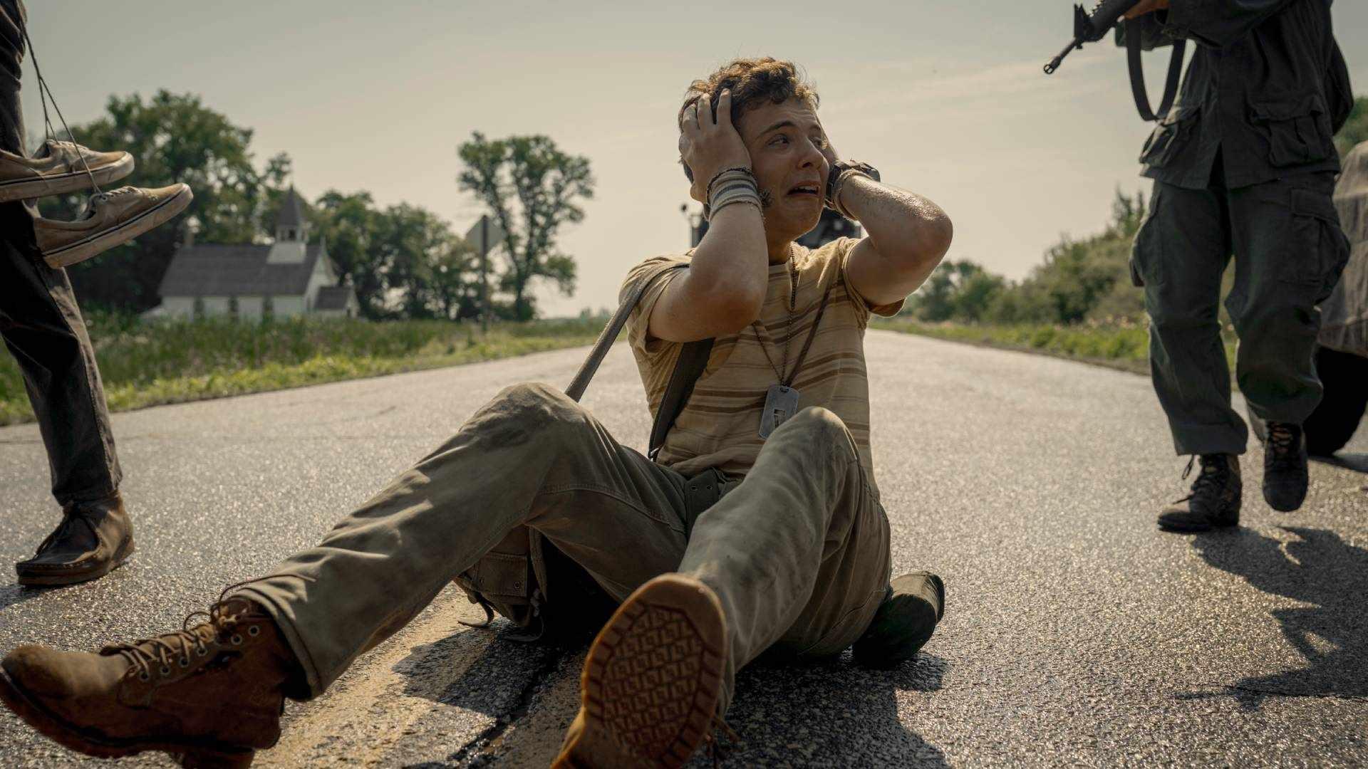 Roman Griffin Davis on the ground at gunpoint in The Long Walk - توضیح پایان فیلم لانگ واک