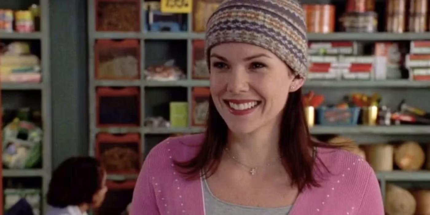 لورن گrahام در نقش لورلایی گیلمور در حال لبخند زدن در رستوران لوک در Gilmore Girls، برترین نقش آفرینی Lorelai Gilmore