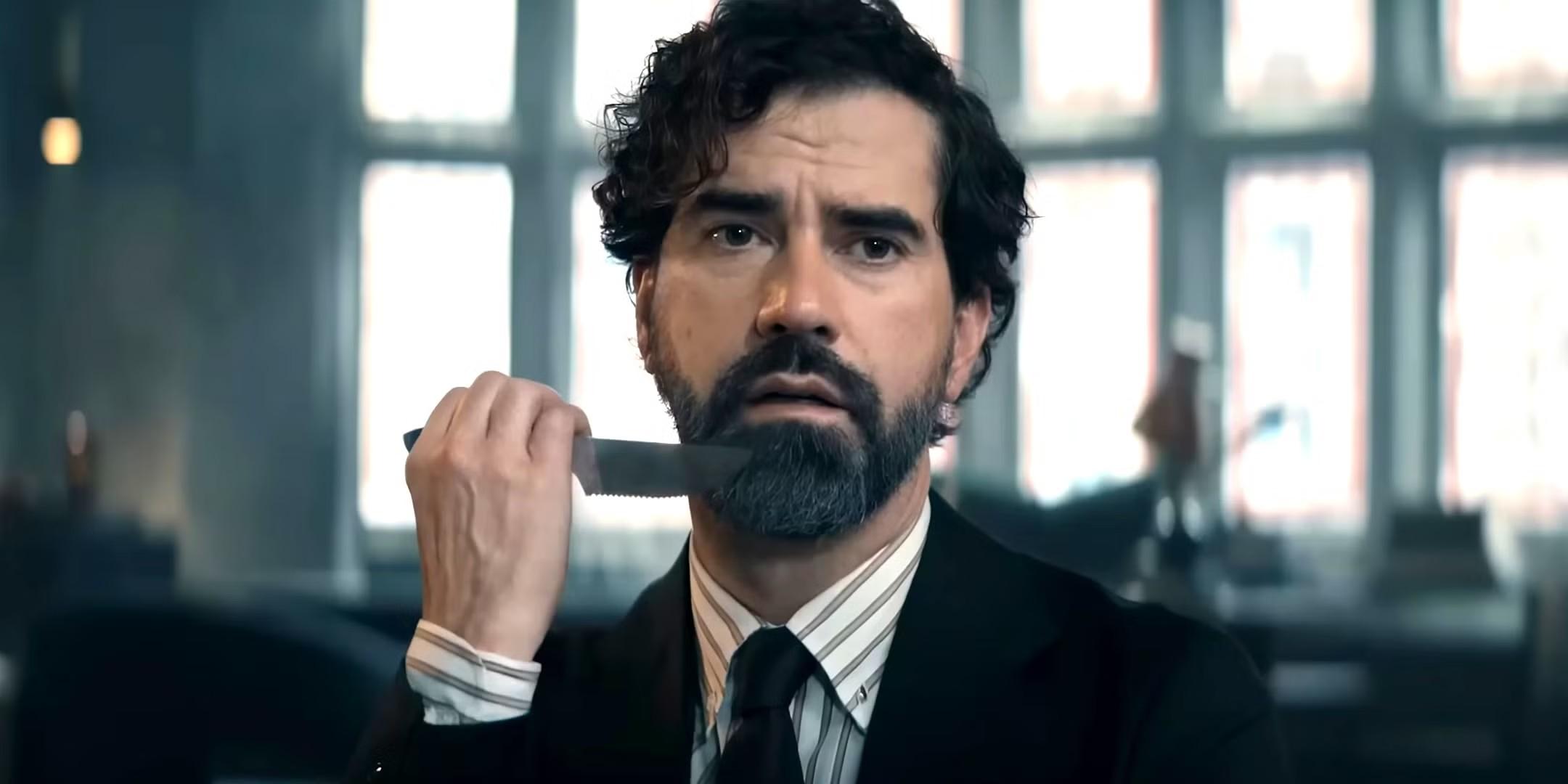 Hamish Linklater's Cipher holding a knife and looking disinterested in Gen V season 2, بررسی Gen V جنجال نمرات