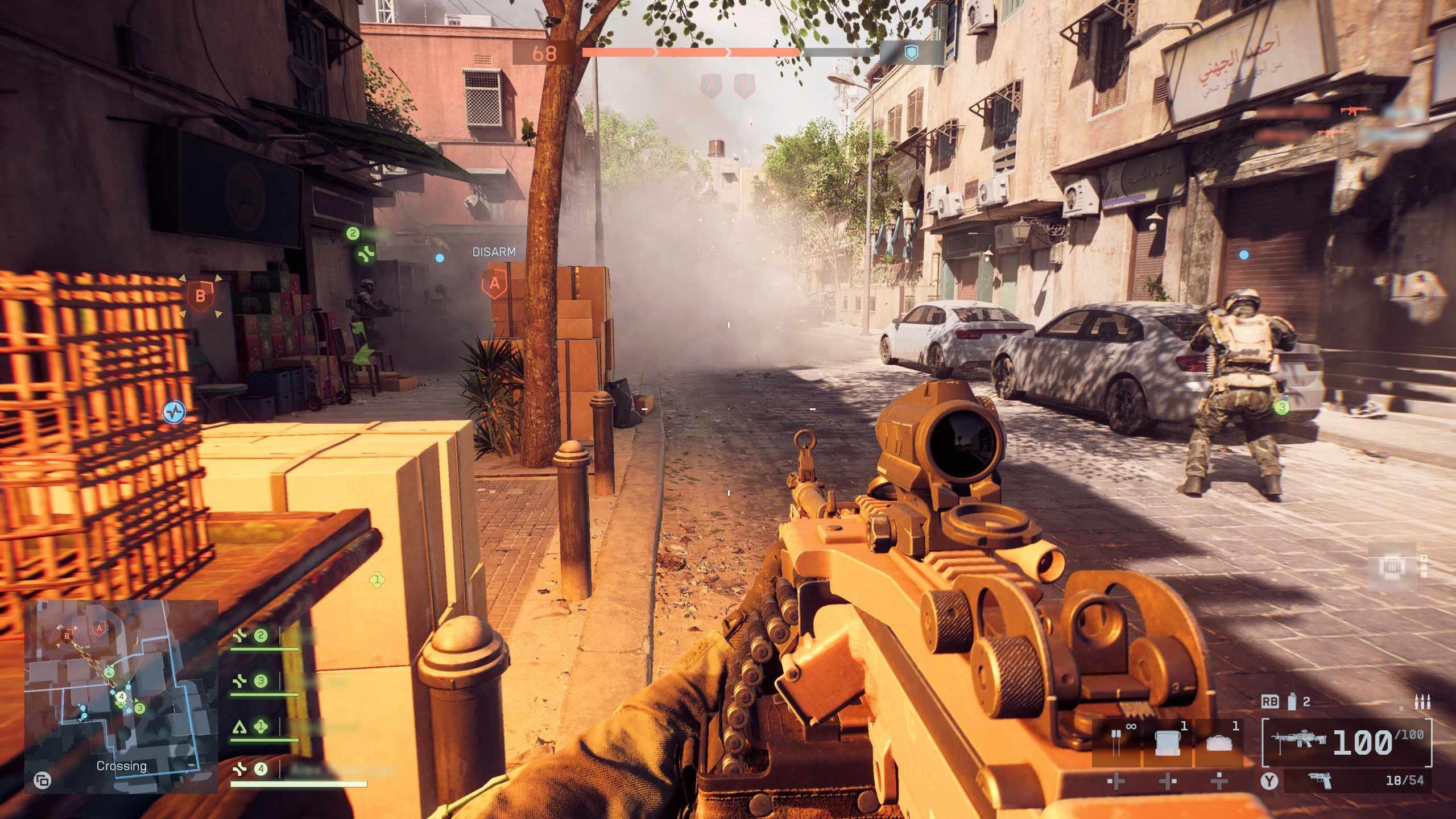 بازیکنی در Battlefield 6 بازگشت به ریشه ها در حال دویدن در خیابانی شعله ور، از مطلب روی جلد Edge 415، به سمت انفجارهای بیشتر
