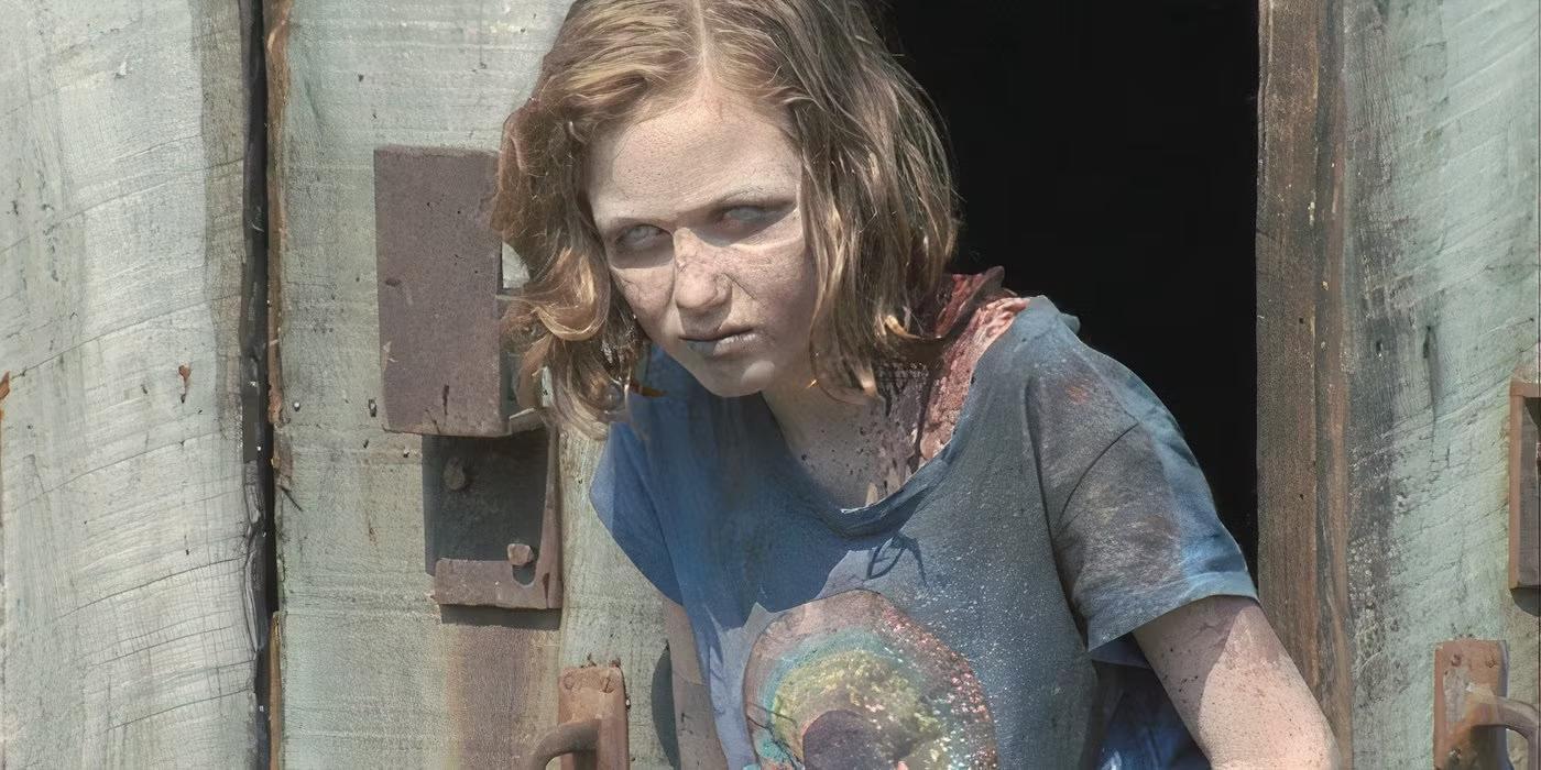 سوفیا (مدیسون لینتز) در The Walking Dead از انبار بیرون می آید.