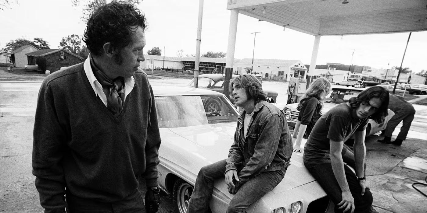 چند شخصیت در پمپ بنزین در Two-Lane Blacktop، یکی از بهترین فیلم های کالت جاده ای