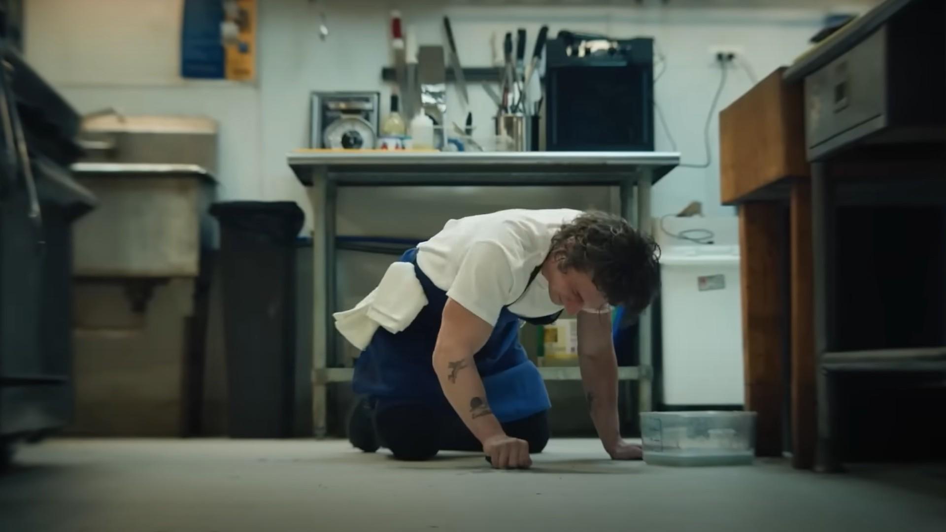 Jeremy Allen White as Carmen "Carmy" Berzatto, scrubbing the floors during the Hulu show, The Bear، بهترین سریال های Hulu