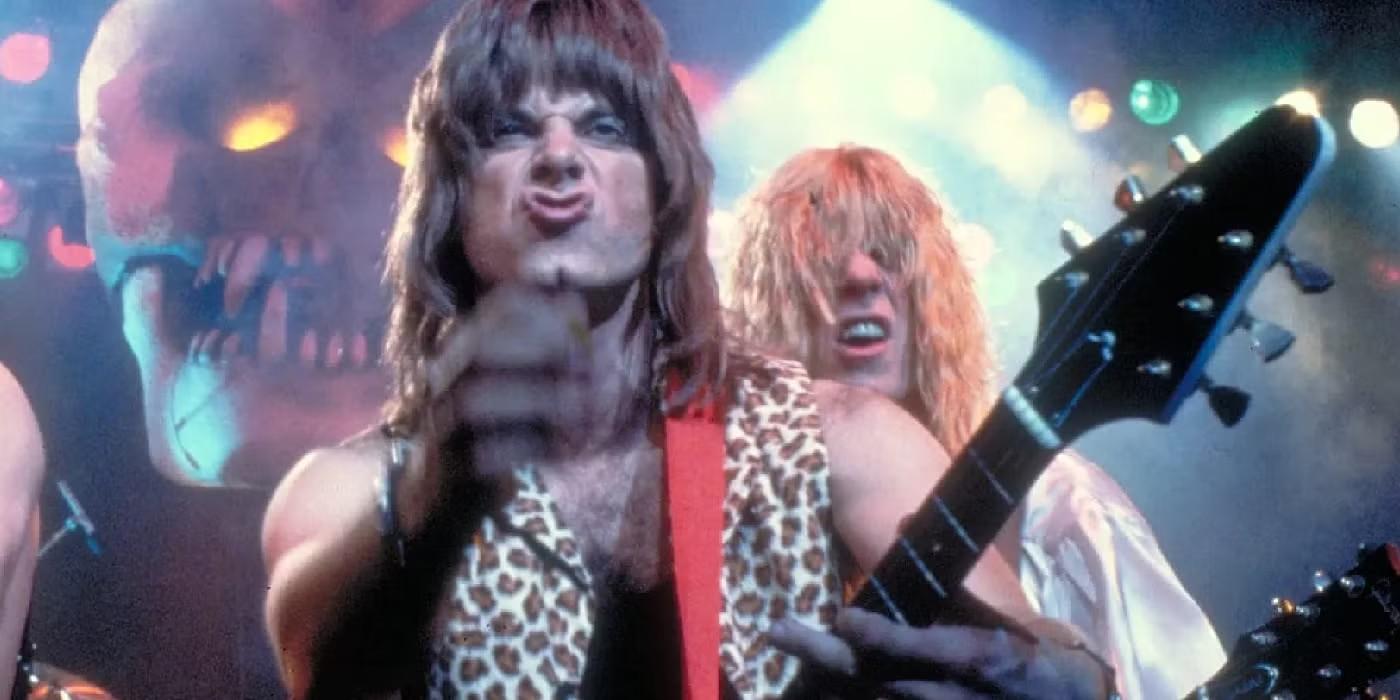 نوازندگان گیتار Spinal Tap در This Is Spinal Tap اجرا می کنند، از بهترین فیلم های کالت کمدی