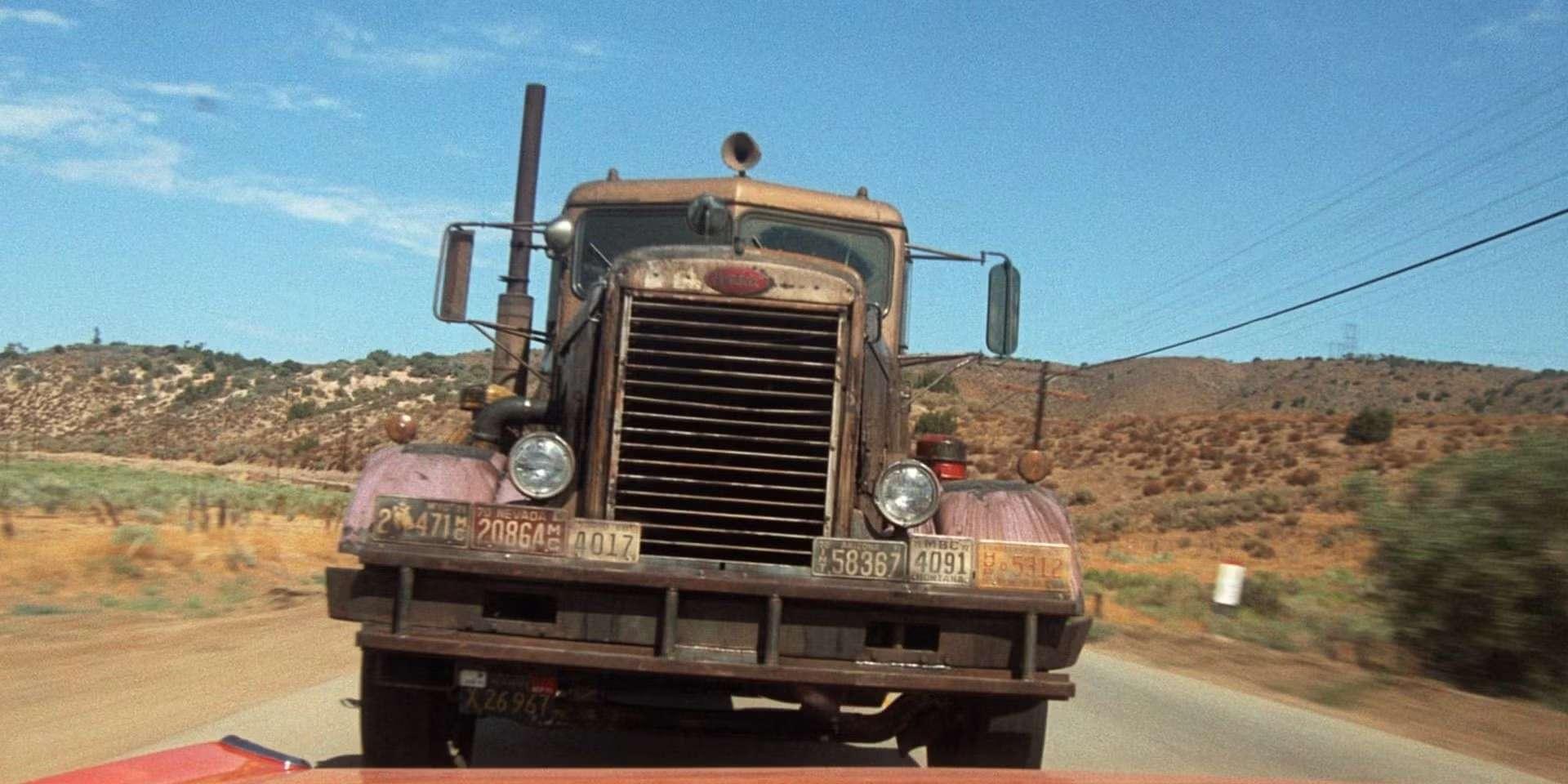 کامیون در حال رانندگی در صحرا در Duel 1971، از بهترین فیلم های کالت اکشن
