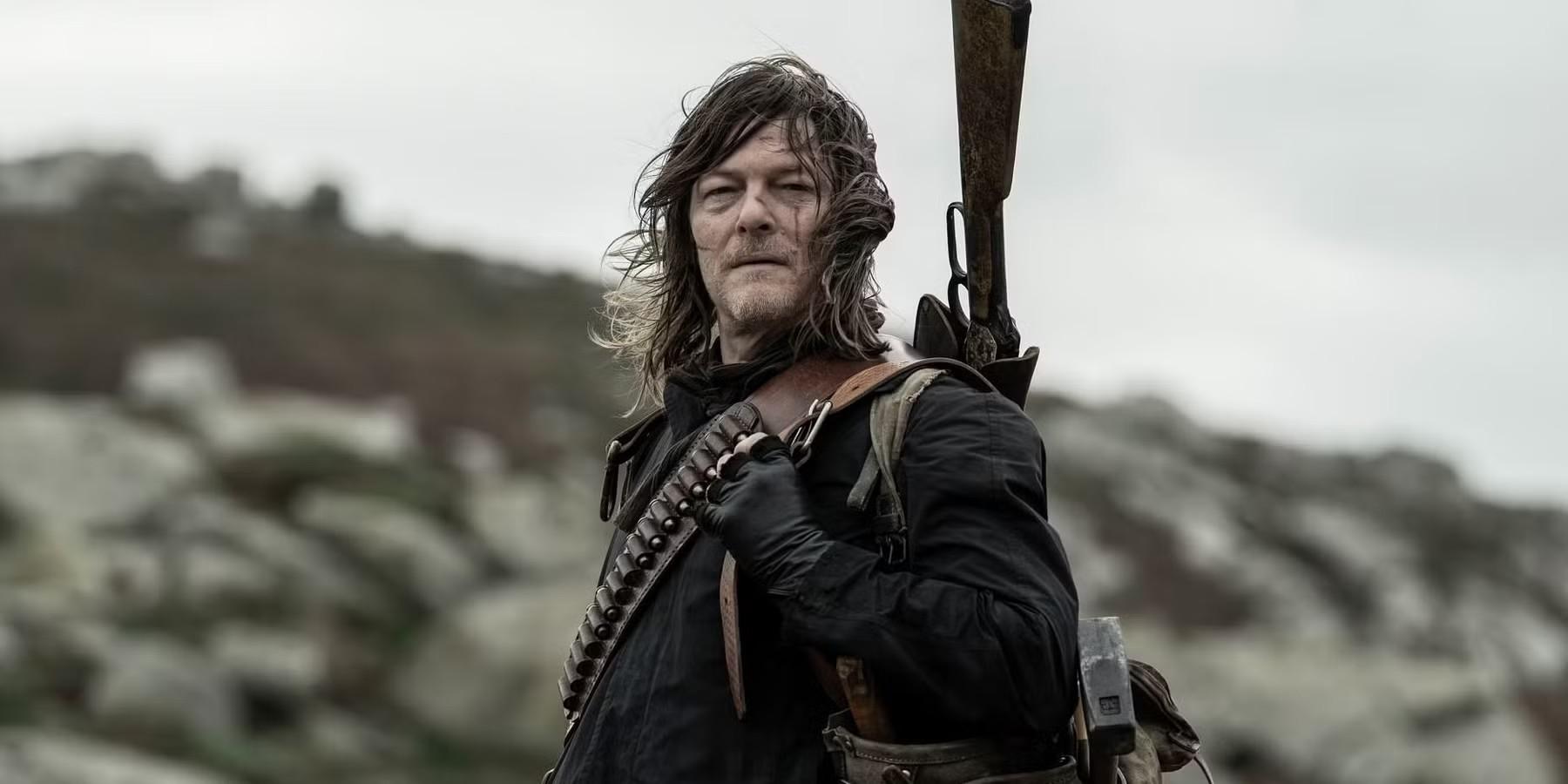 نورمن ریداس در نقش Daryl Dixon ماموریت تک نفره با یک اسلحه روی کمرش، ایستاده بر روی کوهی در فصل 3 سریال The Walking Dead: Daryl Dixon