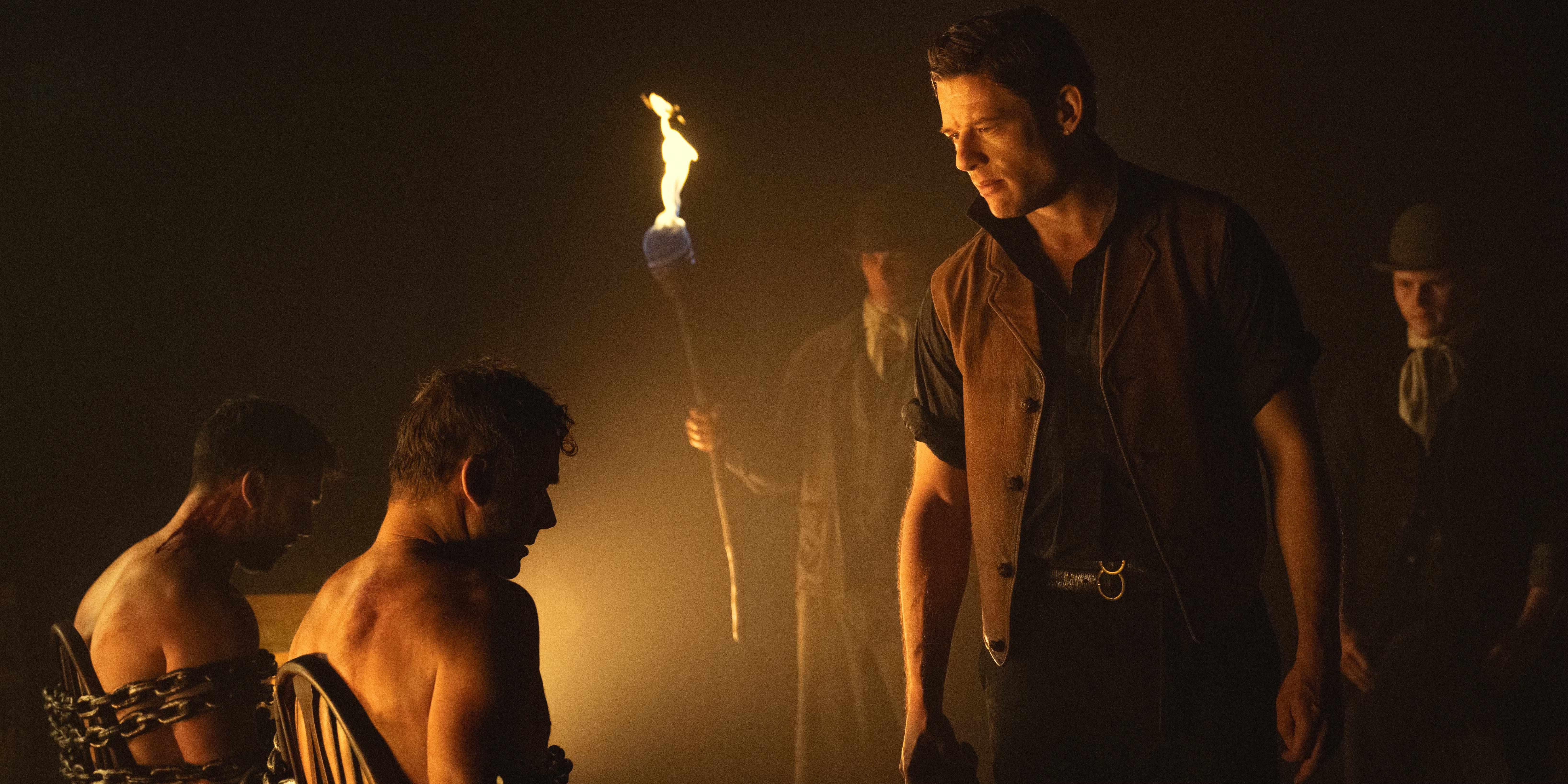 جیمز نورتون ایستاده بر بالای مردان دربند در House of Guinness - James Norton House of the Dragon