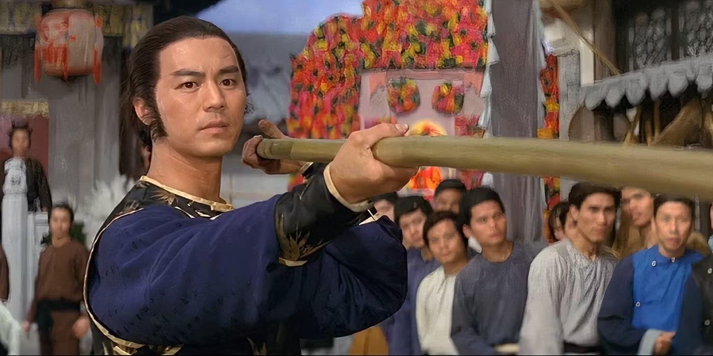 تی لونگ با یک چوب دستی در Opium and the Kung Fu Master، از جمله فیلم های رزمی کمتر دیده شده، مبارزه می کند