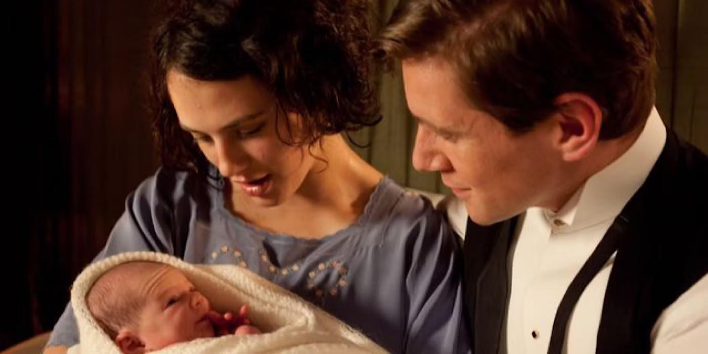 Downton Abbey لحظات مورد علاقه سازنده: سیبل و تام برانسون در حال گرفتن فرزند جدیدشان در Downton Abbey.