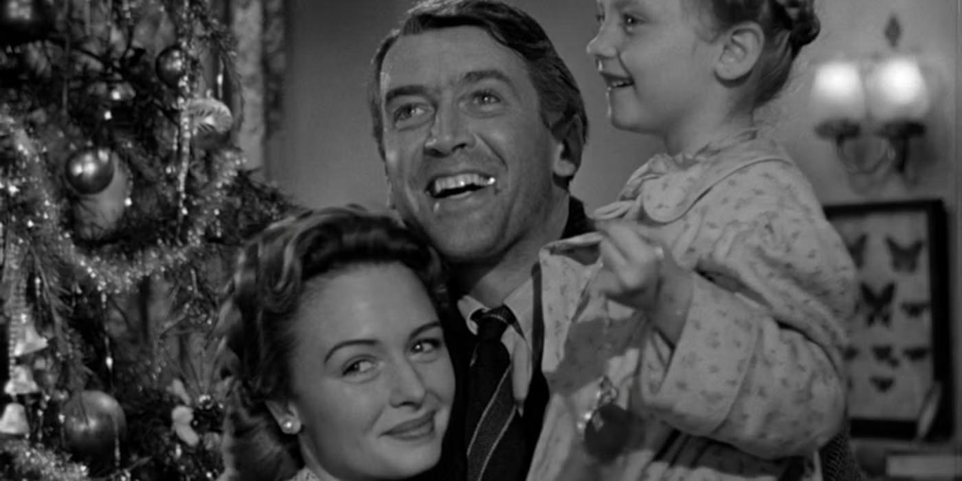 جیمز استوارت در نقش جورج بیلی به همراه خانواده اش در حال لبخند زدن در It's A Wonderful Life، بهترین فیلم فانتزی تماشای چندباره