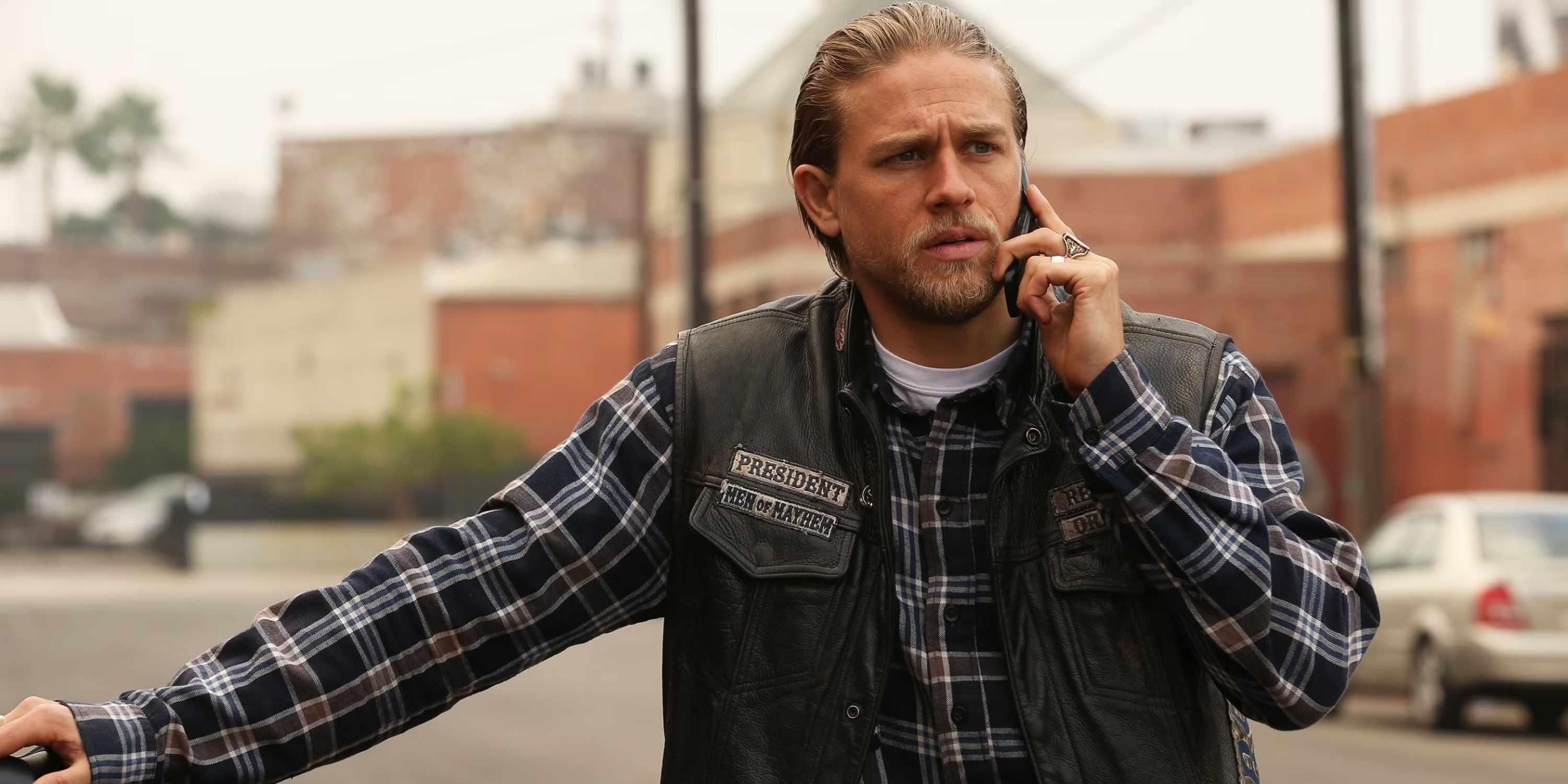 Jax Teller (Charlie Hunnam) looking concerned in Sons of Anarchy, یکی از بهترین سریال اکشن Hulu