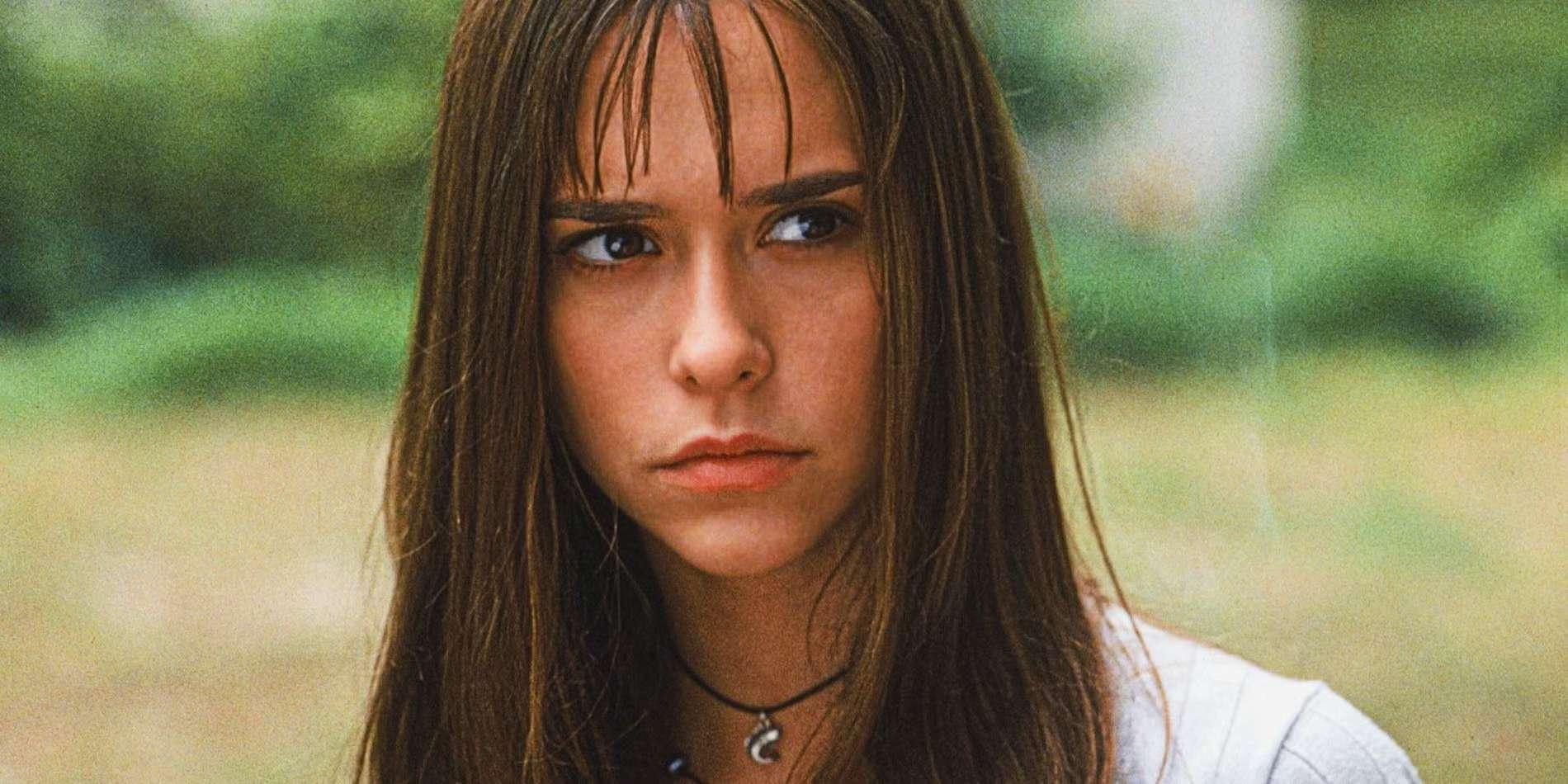 بهترین فیلم های ترسناک دهه 90: Jennifer Love Hewitt در نقش Julie James در I Know What You Did Last Summer