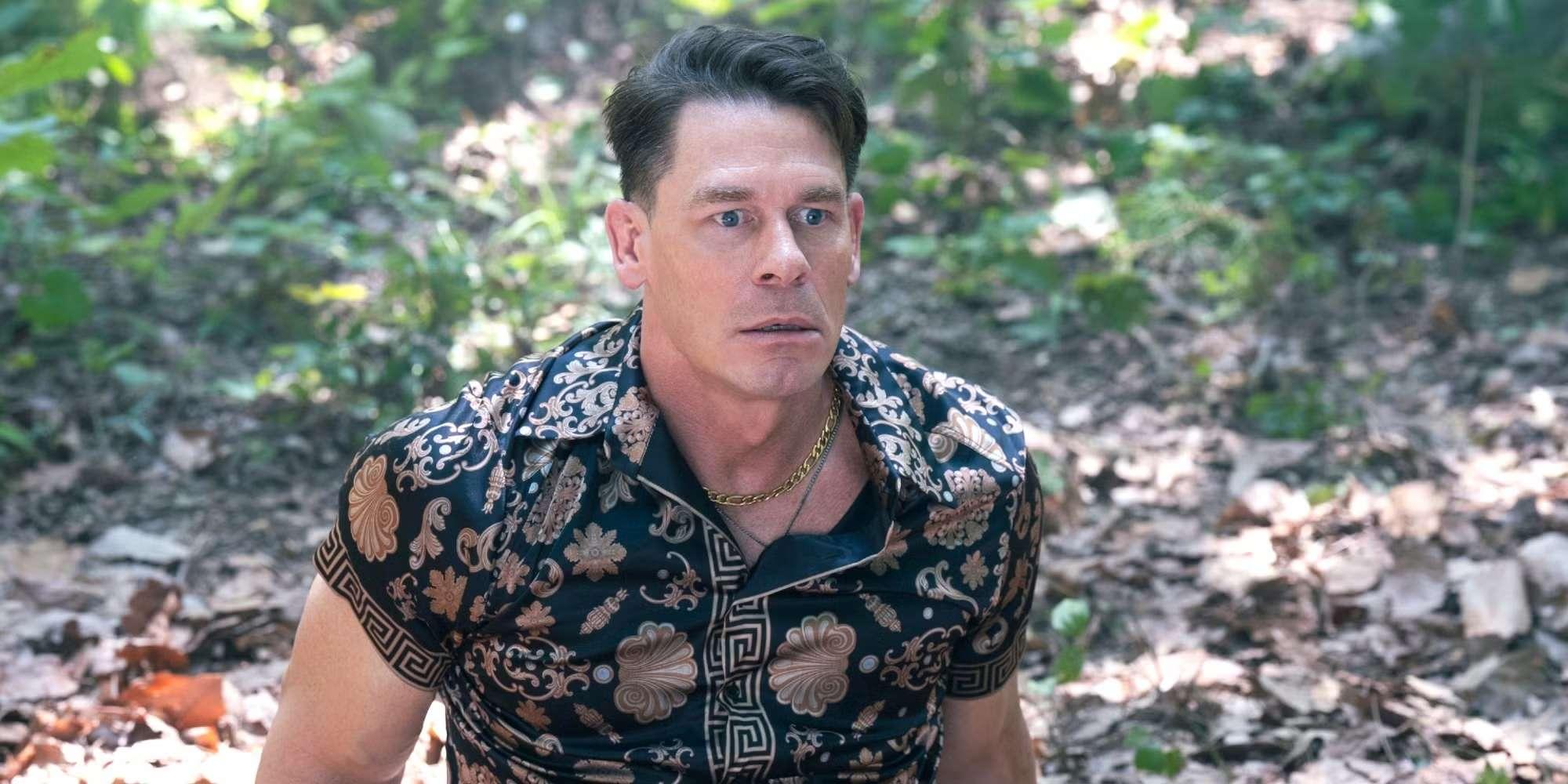 جان سینا در نقش Peacemaker با لباس غیرنظامی در حال وحشت در دنیای موازی Peacemaker فصل 2