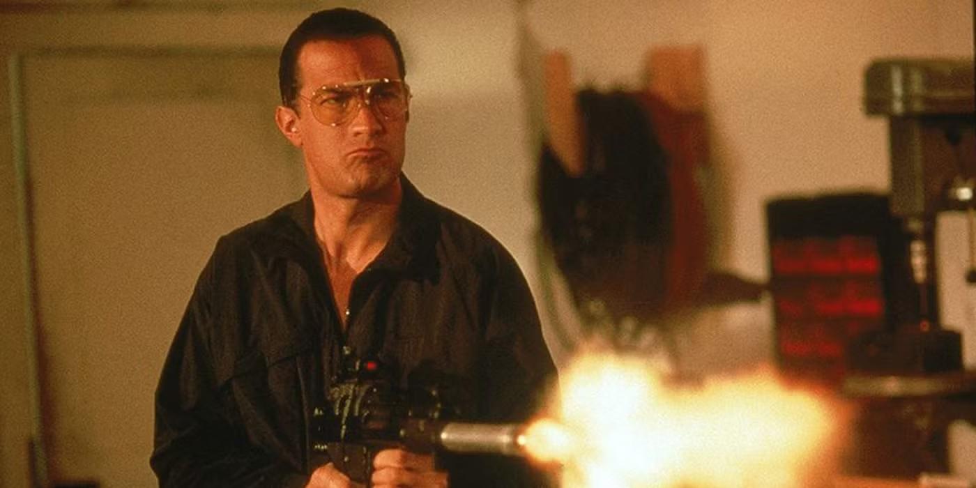 Steven Seagal در نقش جان در Marked for Death در حال شلیک اسلحه، صحنه ای از Steven Seagal خشن ترین صحنه ها.