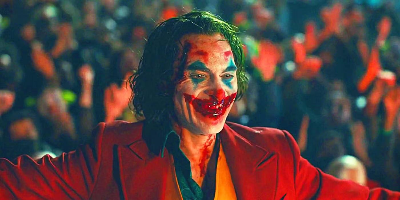 جوکر رهبری یک جمعیت را در فیلم Joker محصول 2019 بر عهده دارد، فیلم های ابرقهرمانی که باید دید